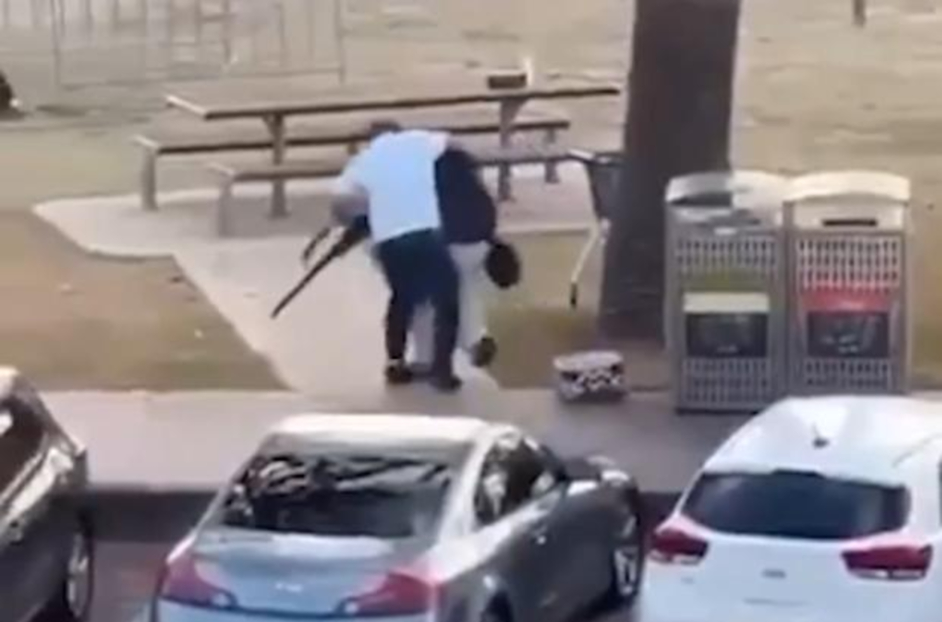 'Anh hùng' tay không tước súng của đối tượng xả súng Sydney - Ảnh 1.