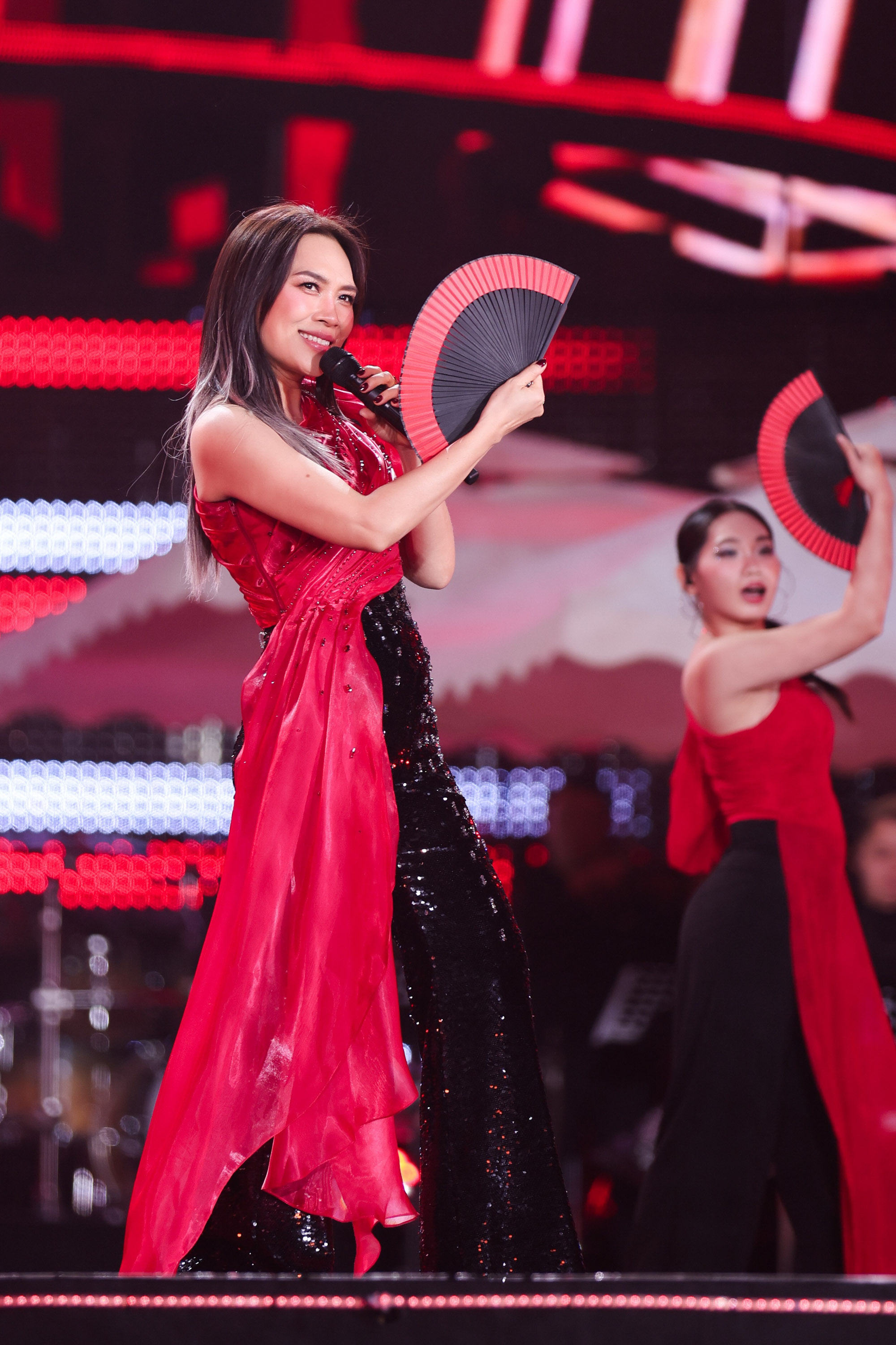 Liveshow Mỹ Tâm: Đen Vâu bất ngờ xin lỗi vì lùm xùm 'Nuôi em'- Ảnh 4.
Trong trang phục sắc đỏ, 'họa mi tóc nâu' mang đến tiết mục kết hợp vũ đạo múa quạt điêu luyện, vừa mang âm hưởng truyền thống vừa hiện đại