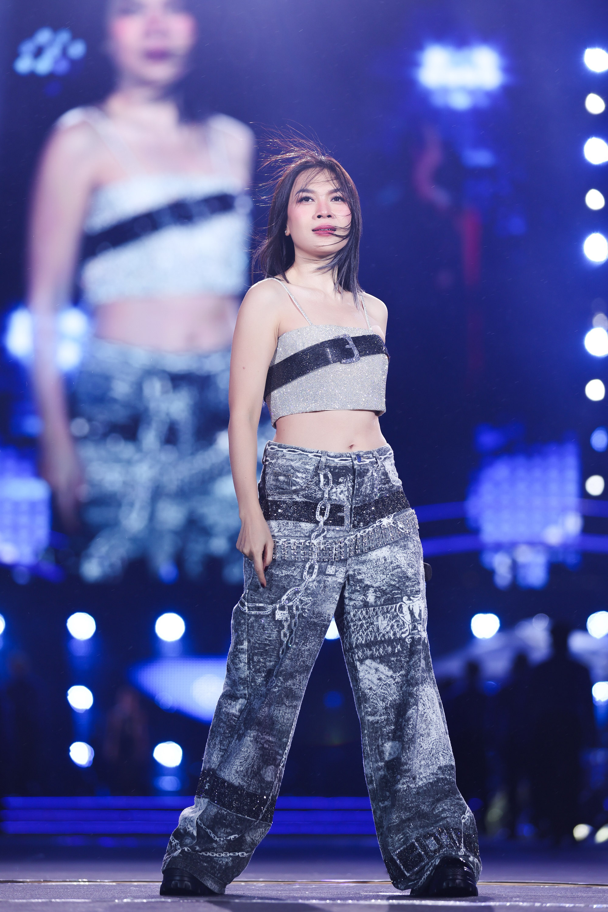 Liveshow Mỹ Tâm: Đen Vâu bất ngờ xin lỗi vì lùm xùm 'Nuôi em'- Ảnh 3.
'Họa mi tóc nâu' lập tức 'lột xác' với hình ảnh trẻ trung, bụi bặm trong set đồ denim phá cách kết hợp áo croptop ánh bạc. Ở tuổi ngoài 40, Mỹ Tâm vẫn giữ được vóc dáng săn chắc cùng nguồn năng lượng dồi dào, sẵn sàng 'cháy' hết mình với những vũ đạo mạnh mẽ