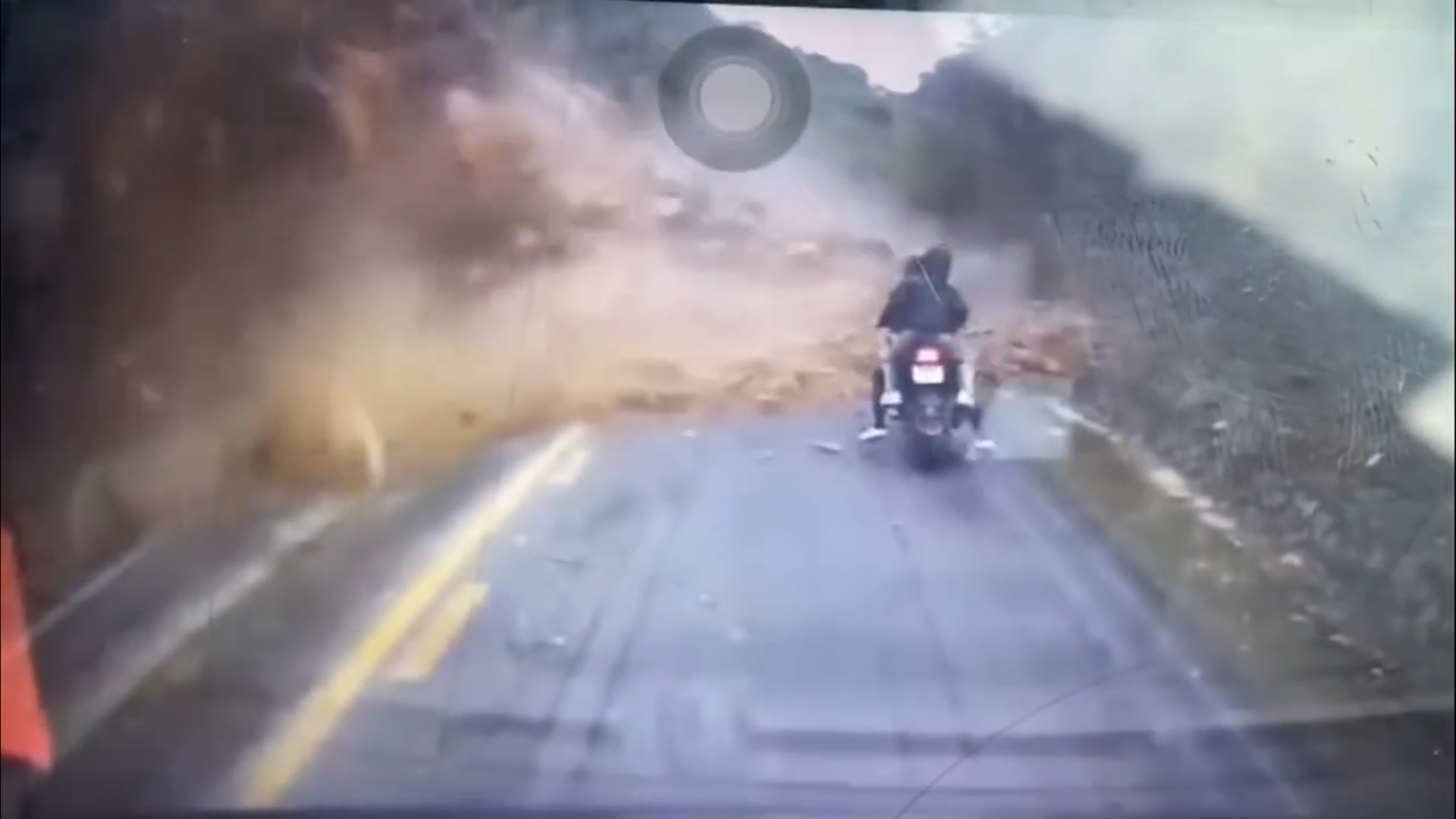 Rùng mình khoảnh khắc sạt lở nghiêm trọng trên Quốc lộ 6 ở Phú Thọ - Ảnh 1.