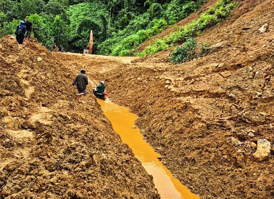 Đà Nẵng ban bố tình huống khẩn cấp về sạt lở, sụt lún tại xã vùng cao- Ảnh 1. Đà Nẵng ban bố tình huống khẩn cấp về sạt lở, sụt lún tại xã vùng cao- Ảnh 1.