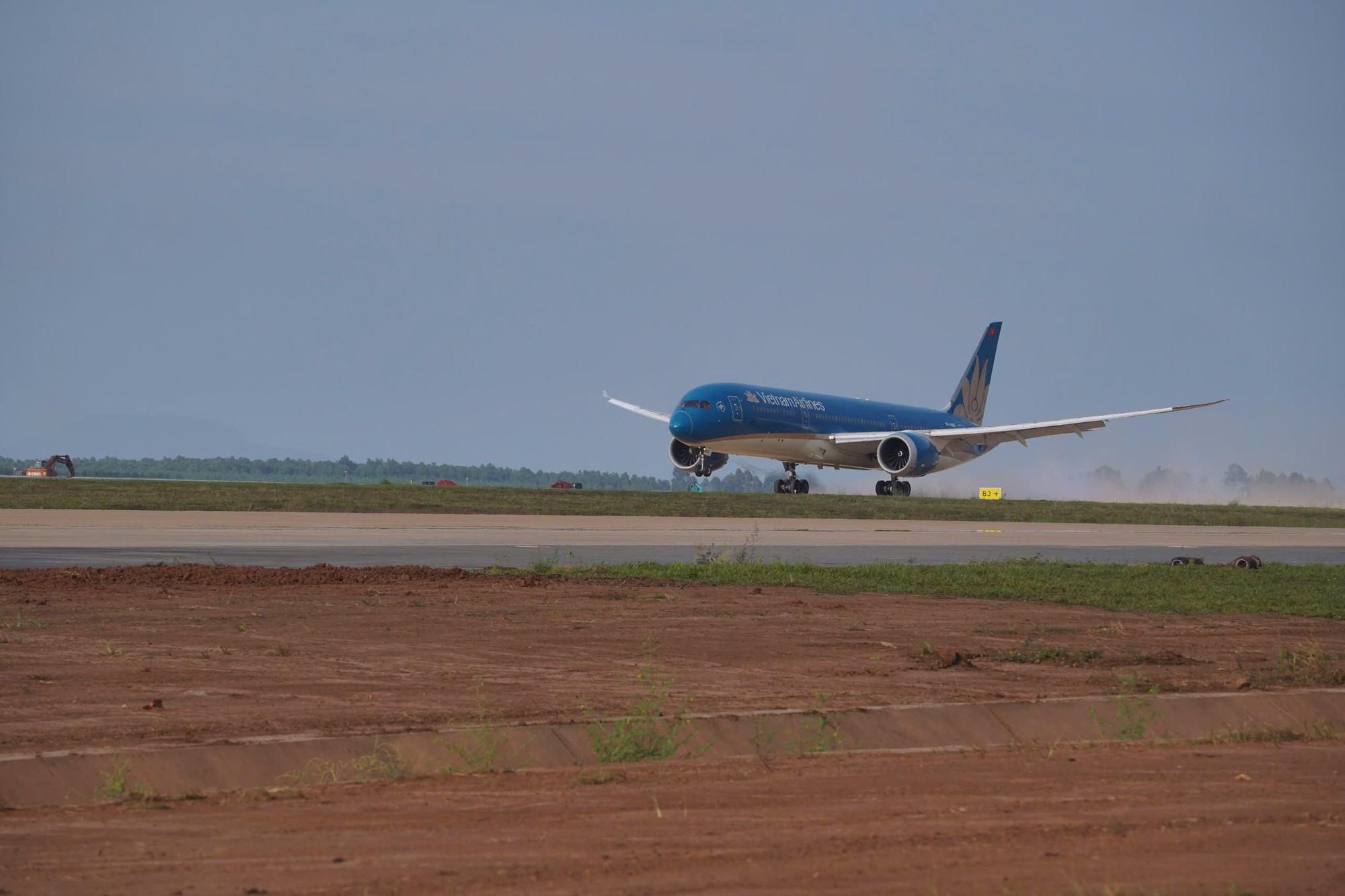 Máy bay đã đáp thành công xuống sân bay Long Thành - Ảnh 2.