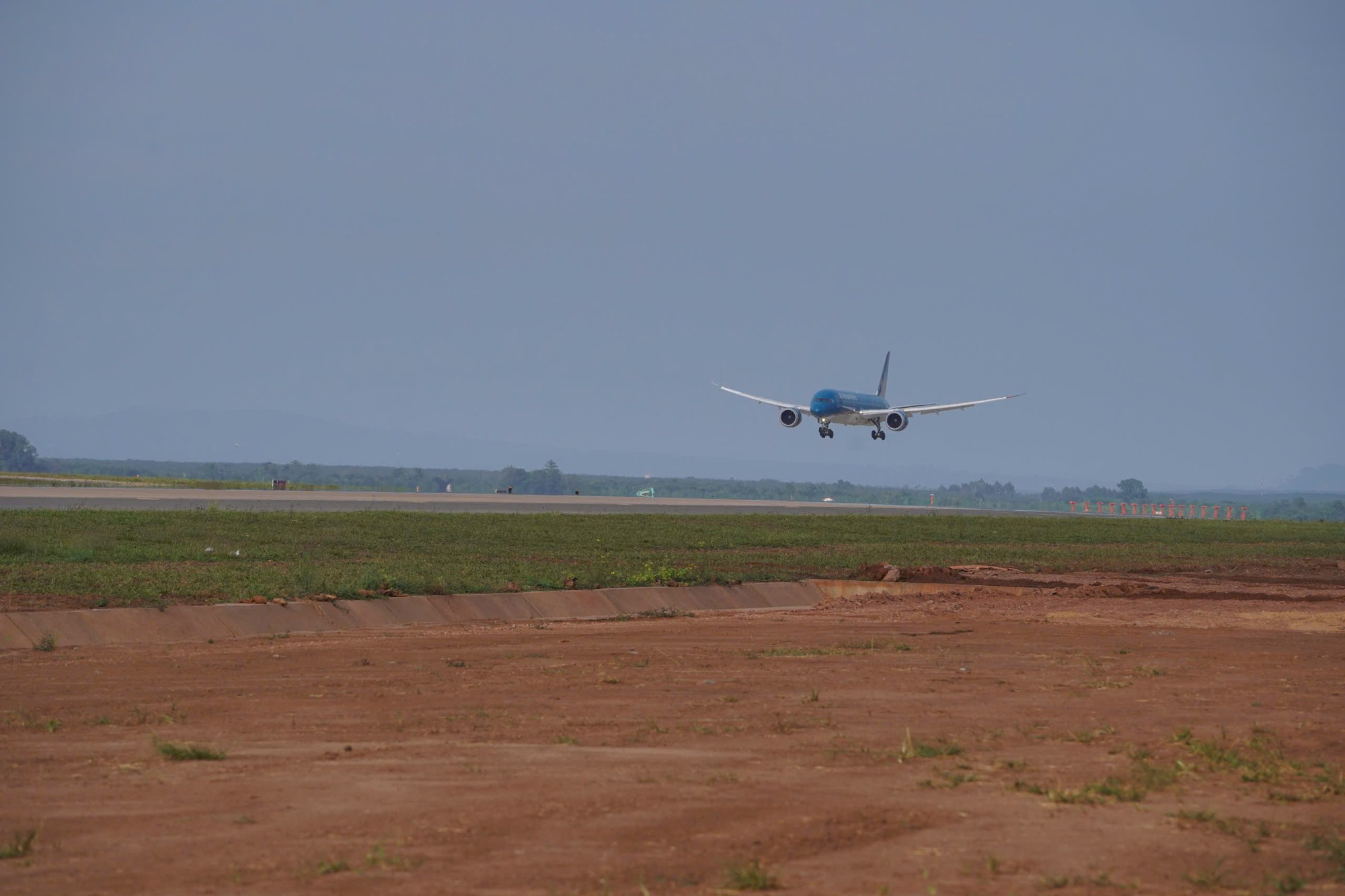 Máy bay đã đáp thành công xuống sân bay Long Thành - Ảnh 1.