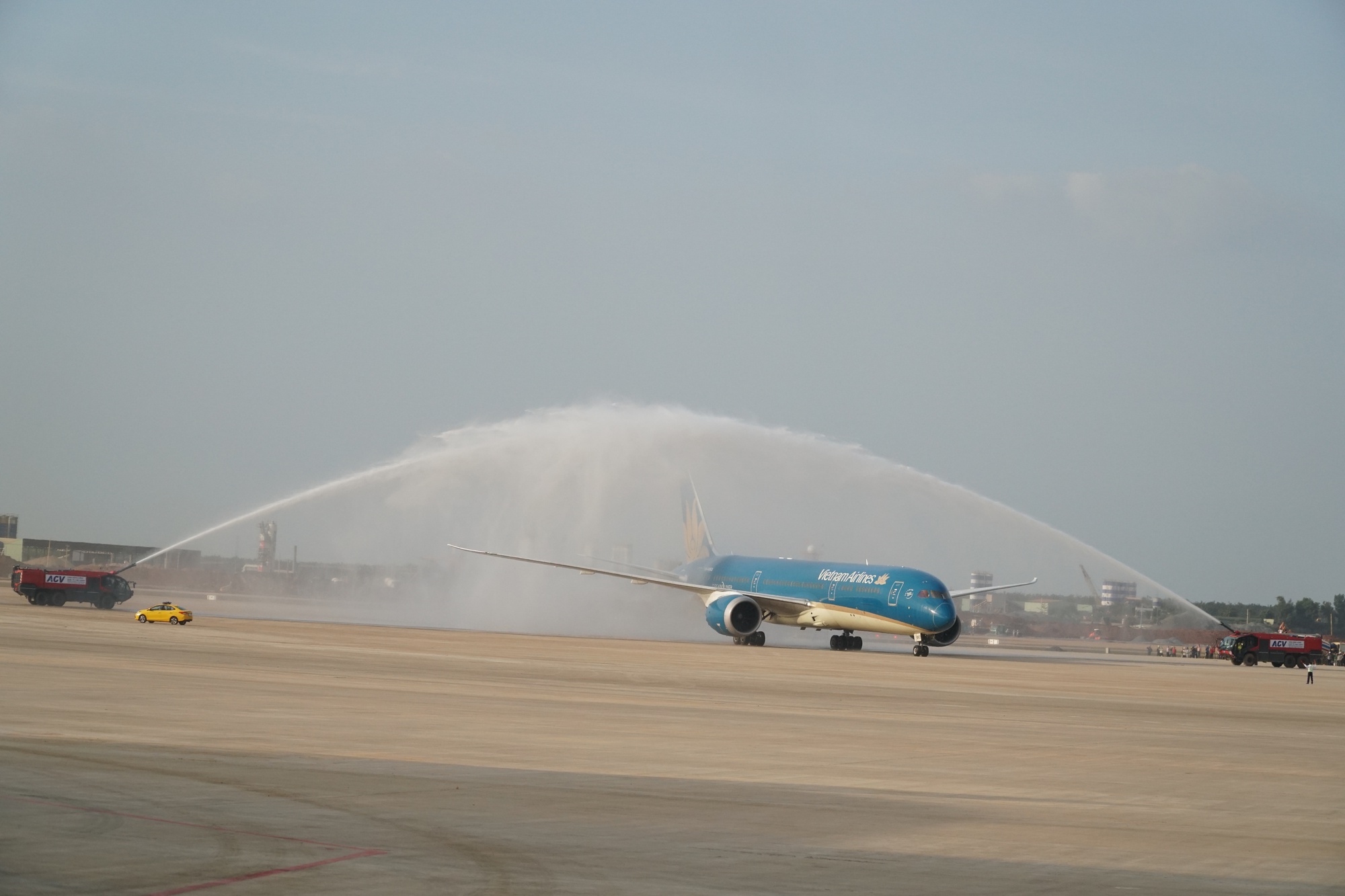 Máy bay đã đáp thành công xuống sân bay Long Thành - Ảnh 3.