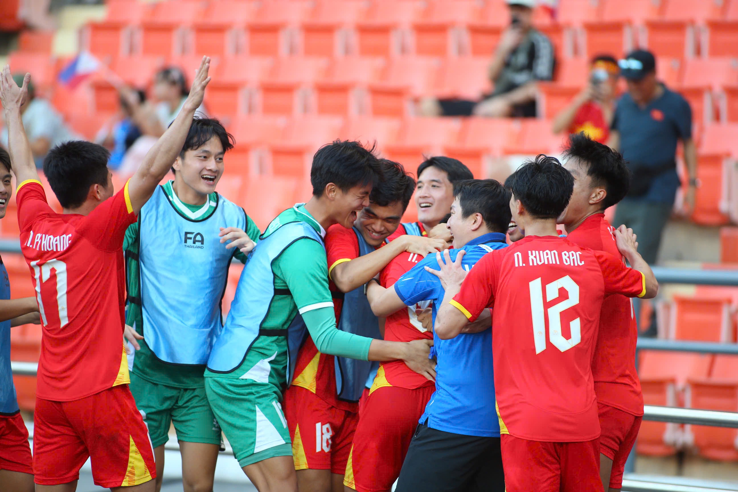 Thắng Philippines bằng 2 bàn phút chót, U.23 Việt Nam vào chung kết SEA Games 33 - Ảnh 1. Thắng Philippines bằng 2 bàn phút chót, U.23 Việt Nam vào chung kết SEA Games 33 - Ảnh 1.