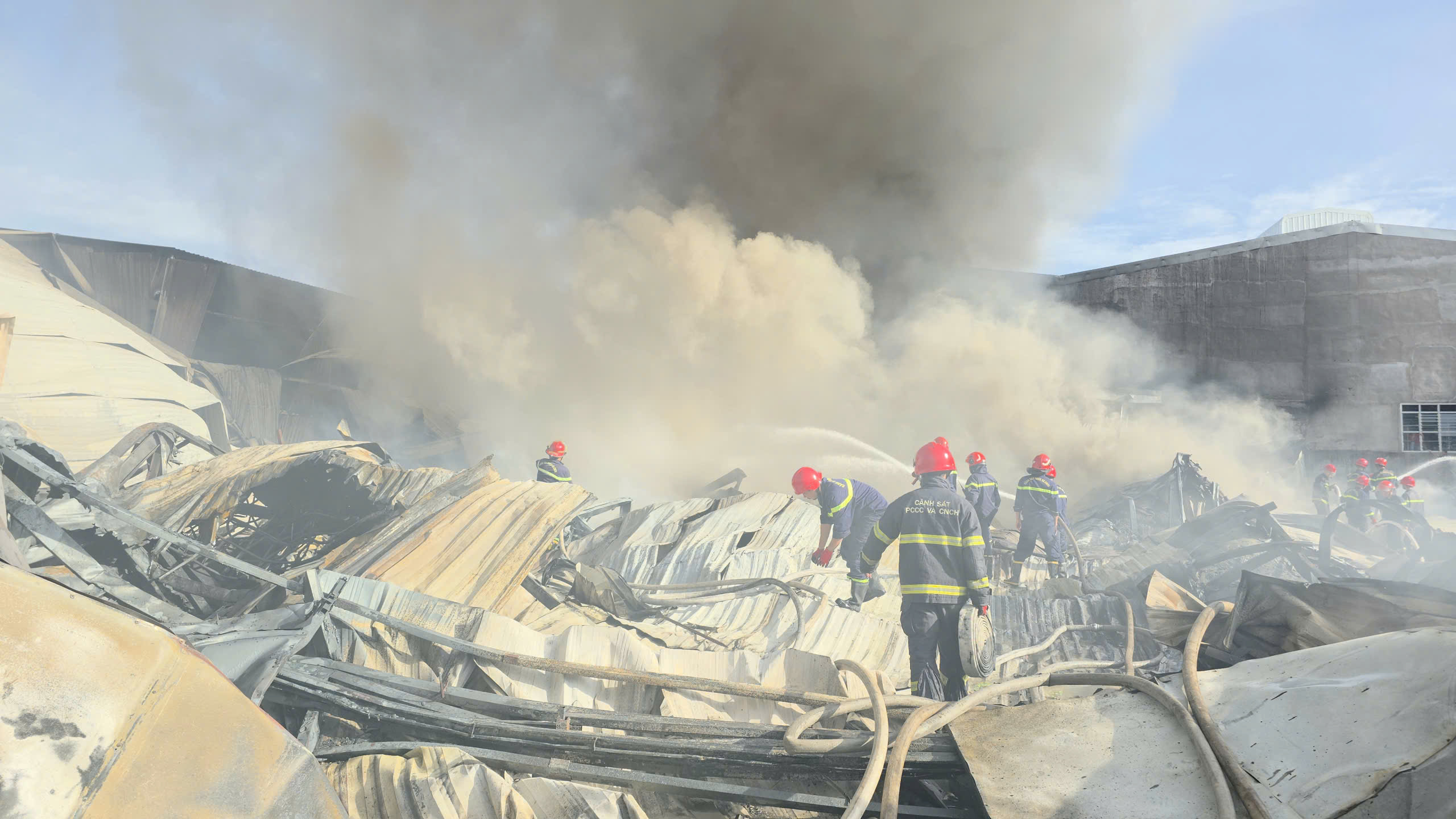 Cháy công ty gỗ ở TP.HCM lúc sáng sớm - Ảnh 1.