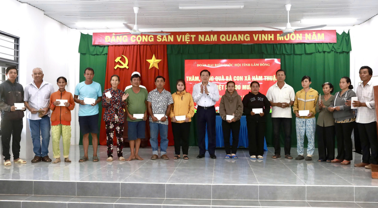 Ông Phan Đình Trạc khởi công xây dựng nhà cho người dân vùng lũ tại Lâm Đồng - Ảnh 4. Ông Phan Đình Trạc khởi công xây dựng nhà cho người dân vùng lũ tại Lâm Đồng - Ảnh 4.