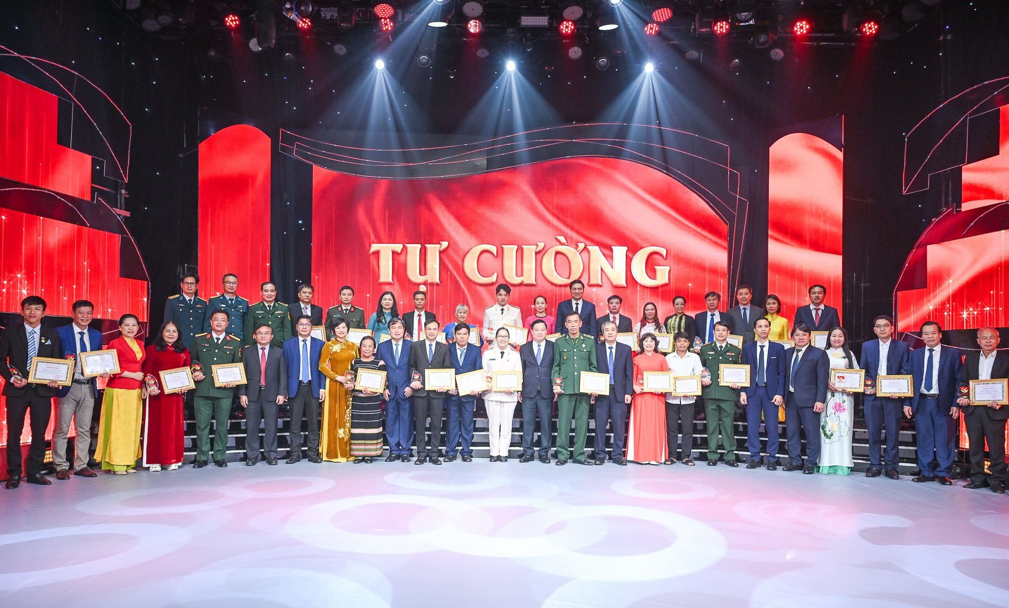 Pan Ngo Dong Hai, zastępca szefa Centralnego Departamentu Propagandy i Mobilizacji Masowej, wręcza certyfikaty i emblematy wybitnym kolektywom i osobom prywatnym. ZDJĘCIE: K.H. Ông Ngô Đông Hải, Phó trưởng ban Tuyên giáo và Dân vận T.Ư, trao giấy chứng nhận và biểu trưng cho các tập thể, cá nhân tiêu biểu