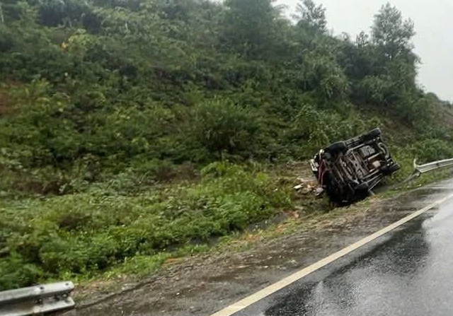 Nguyên nhân vụ tai nạn chết người trên cao tốc Cam Lộ - La Sơn- Ảnh 2.