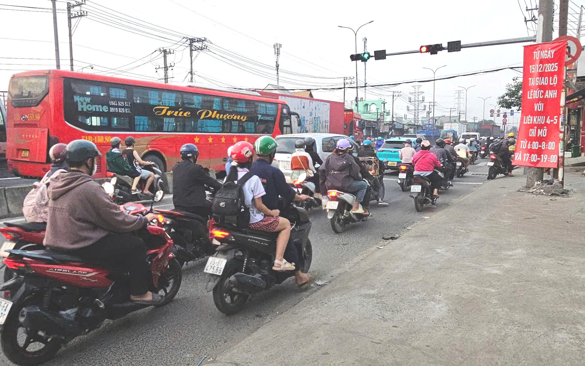 Điều chỉnh giờ mở giao lộ Lê Đức Anh - Liên Khu 4-5: Hết chạy ngược chiều- Ảnh 2. Điều chỉnh giờ mở giao lộ Lê Đức Anh - Liên Khu 4-5: Hết chạy ngược chiều- Ảnh 2.