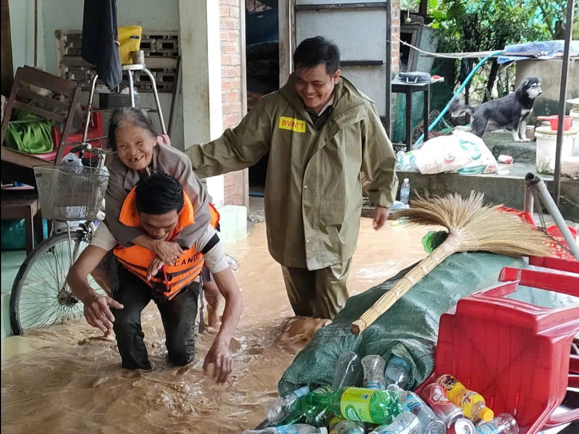 Thiên tai khốc liệt tại khánh hòa năm 2025 gây thiệt hại trên 6.000 Tỉ đồng - Ảnh 2. Thiên tai khốc liệt tại khánh hòa năm 2025 gây thiệt hại trên 6.000 Tỉ đồng - Ảnh 2.