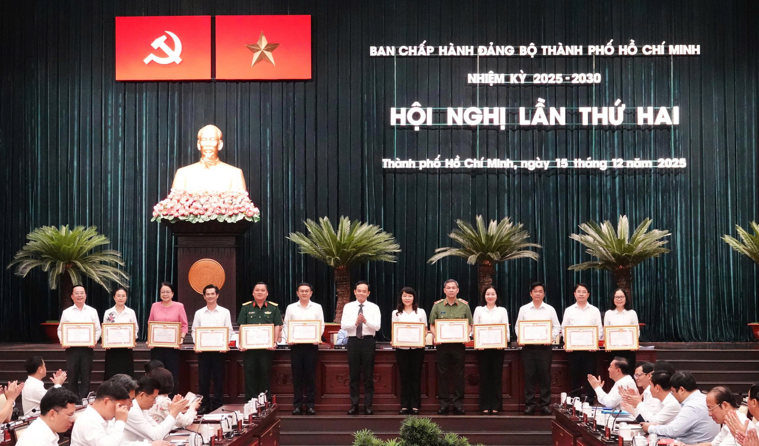 TP.HCM khen thưởng tập thể, cá nhân xuất sắc trong tổ chức Đại hội Đảng bộ- Ảnh 1. TP.HCM khen thưởng tập thể, cá nhân xuất sắc trong tổ chức Đại hội Đảng bộ- Ảnh 1.