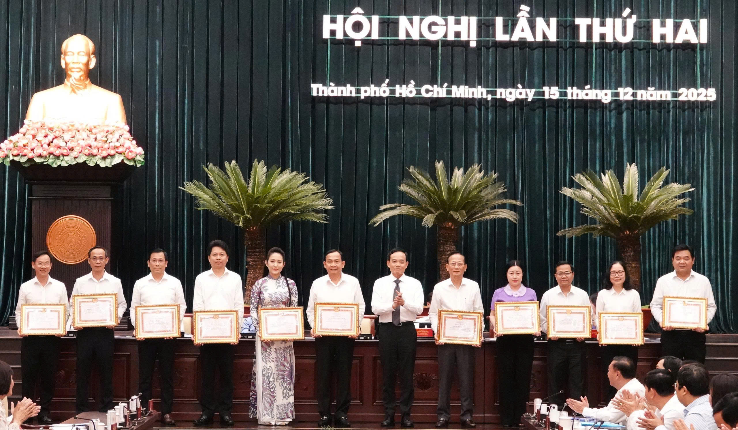 TP.HCM khen thưởng tập thể, cá nhân xuất sắc trong tổ chức Đại hội Đảng bộ- Ảnh 2. TP.HCM khen thưởng tập thể, cá nhân xuất sắc trong tổ chức Đại hội Đảng bộ- Ảnh 2.