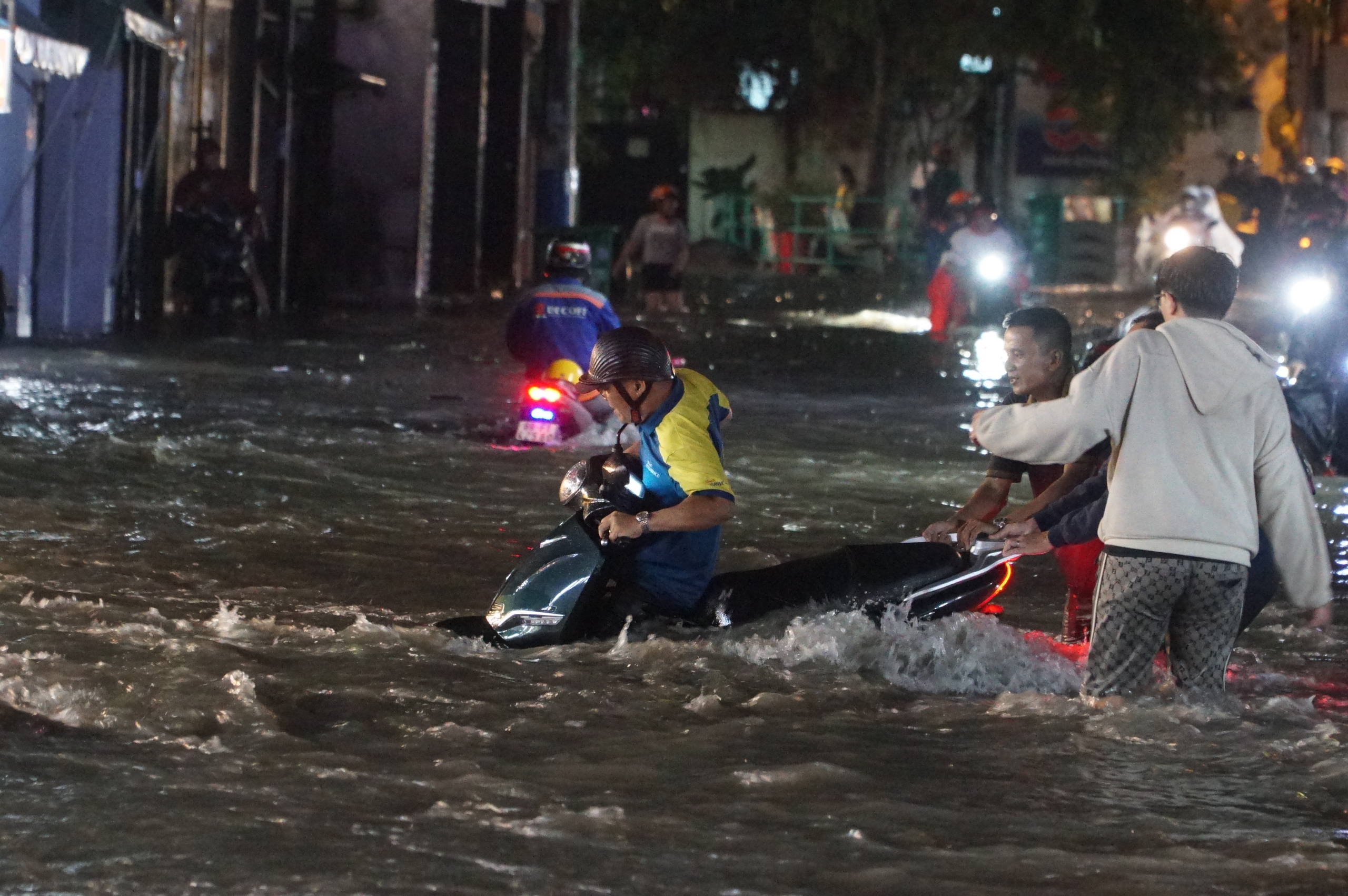 Ở TP.HCM có bao nhiêu tuyến đường bị ngập nước? - Ảnh 5.