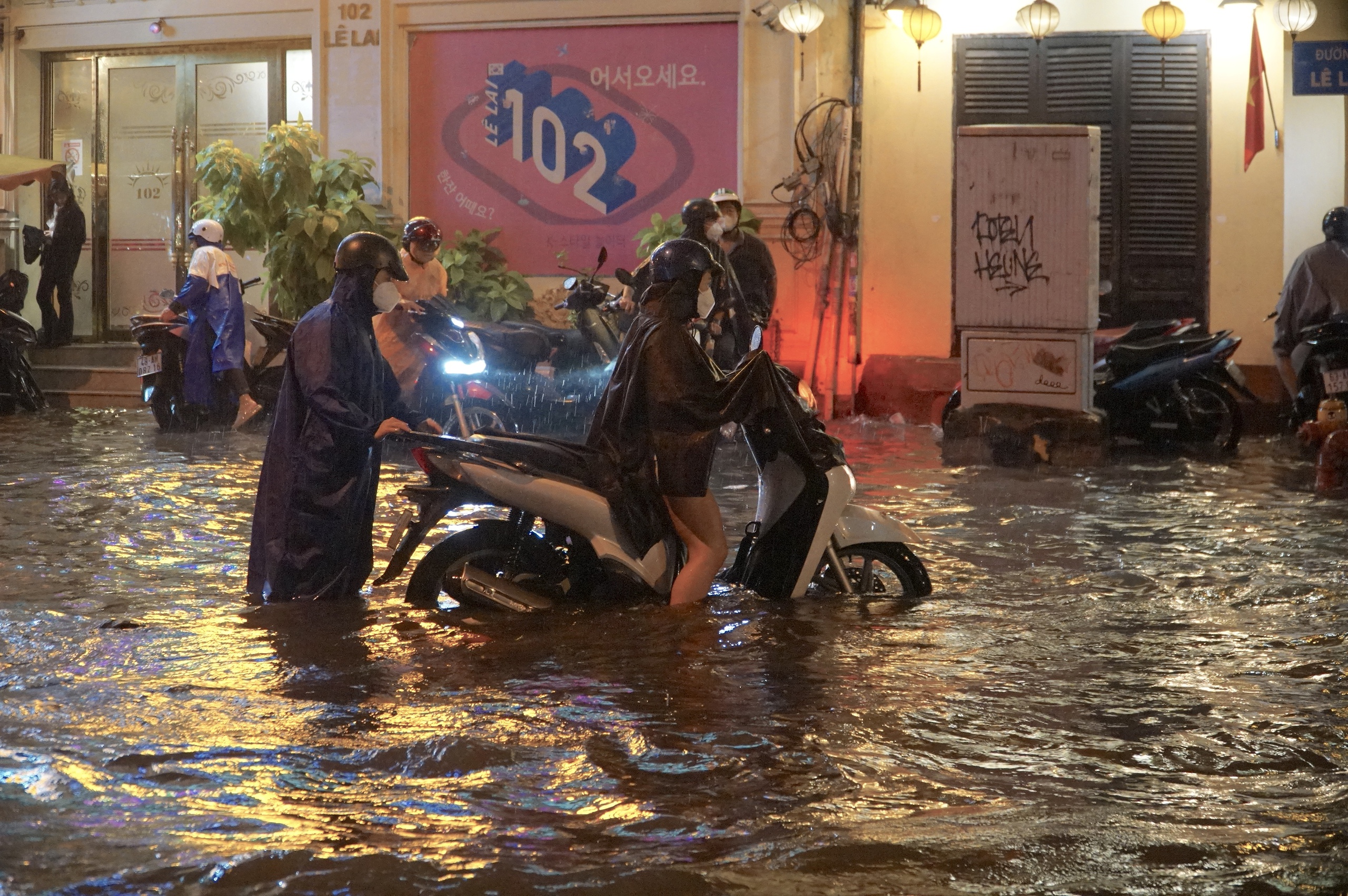 Ở TP.HCM có bao nhiêu tuyến đường bị ngập nước? - Ảnh 3.