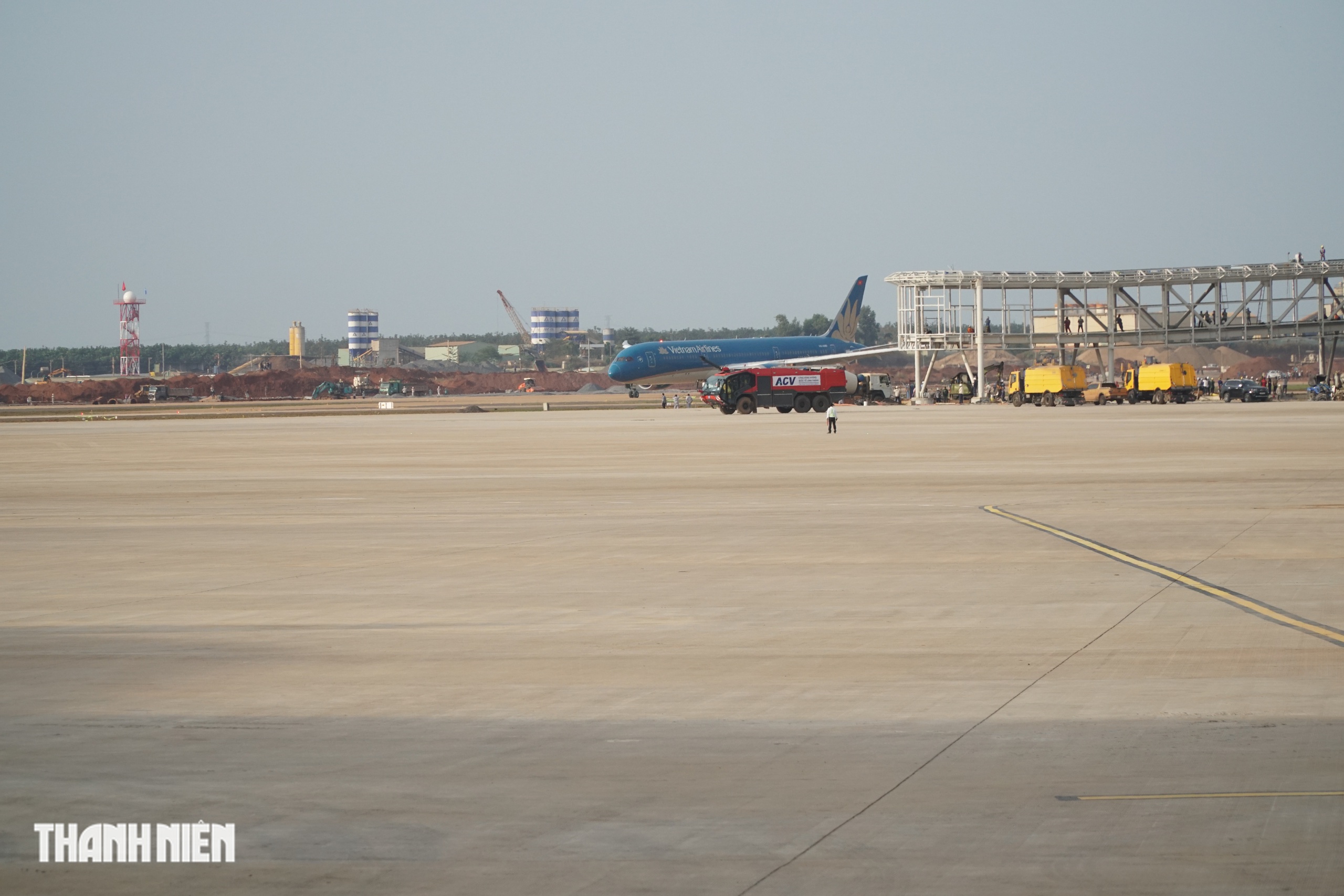 Cận cảnh chiếc máy bay Boeing 787, máy bay đầu tiên đáp xuống sân bay Long Thành - Ảnh 2.