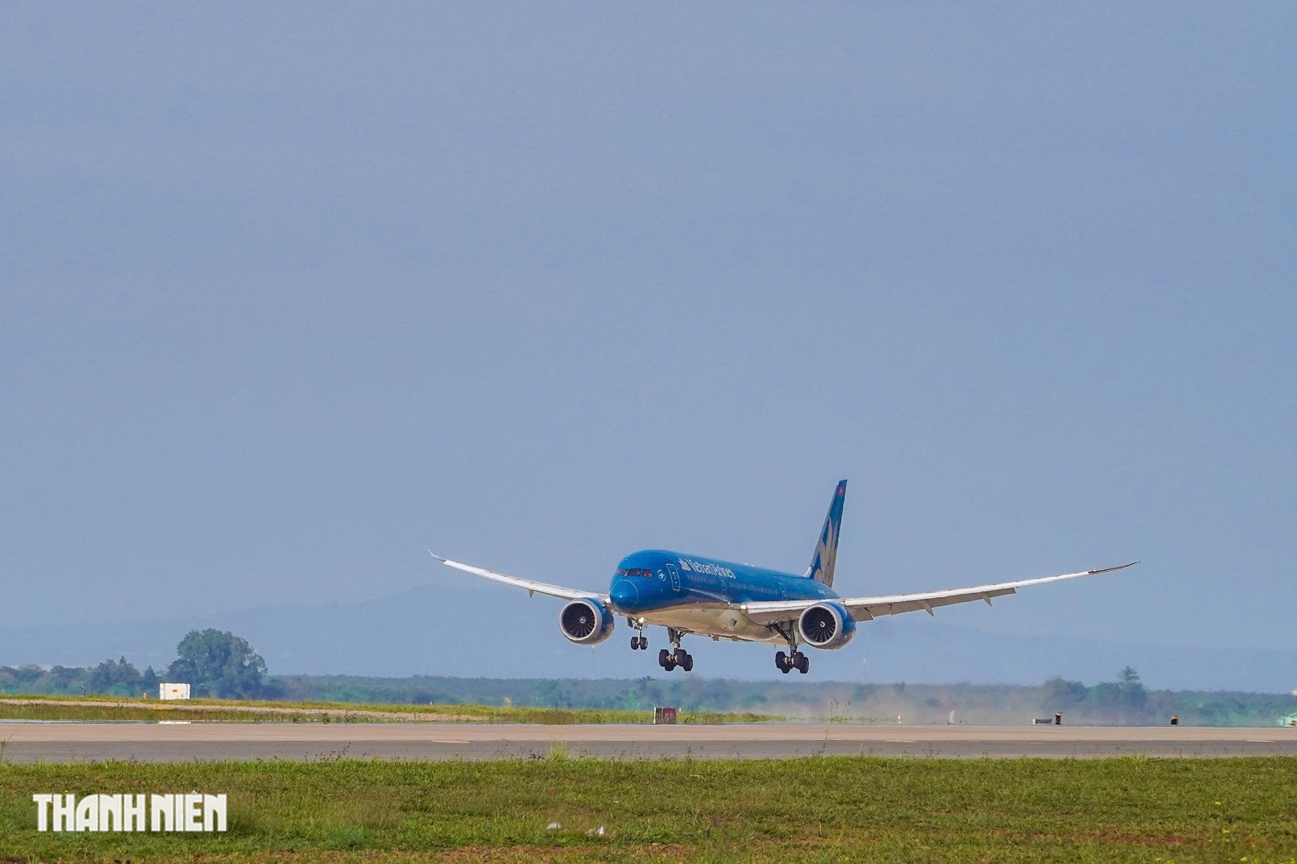 Cận cảnh chiếc máy bay Boeing 787, máy bay đầu tiên đáp xuống sân bay Long Thành - Ảnh 10.