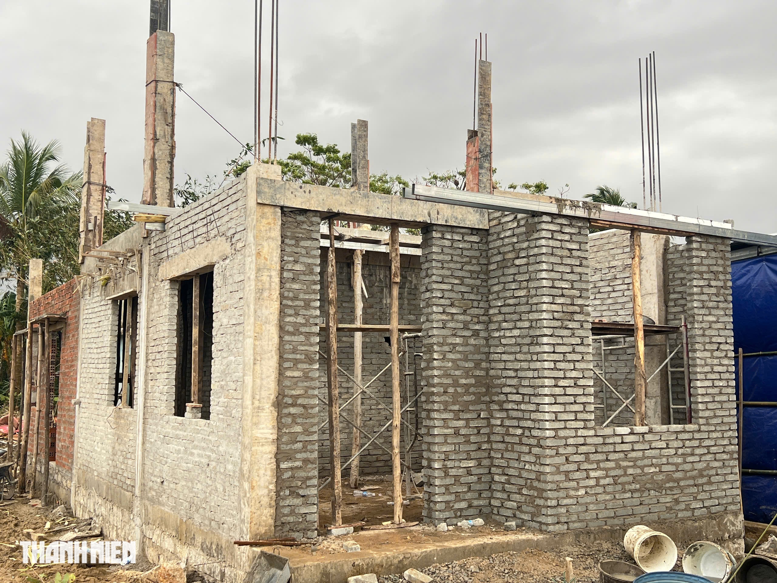 Bộ đội dầm mưa xây nhà cho dân kịp tết 2026 trong Chiến dịch Quang Trung - Ảnh 3. Bộ đội dầm mưa xây nhà cho dân kịp tết 2026 trong Chiến dịch Quang Trung - Ảnh 3.