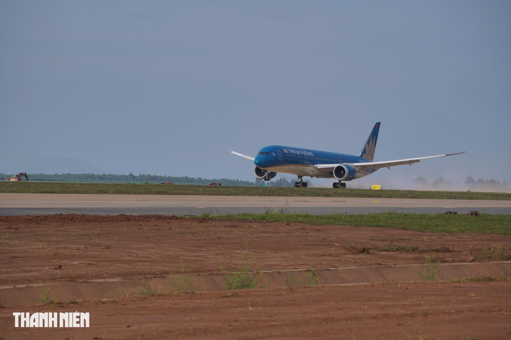 Cận cảnh chiếc máy bay Boeing 787, máy bay đầu tiên đáp xuống sân bay Long Thành - Ảnh 1. Cận cảnh chiếc máy bay Boeing 787, máy bay đầu tiên đáp xuống sân bay Long Thành - Ảnh 1.