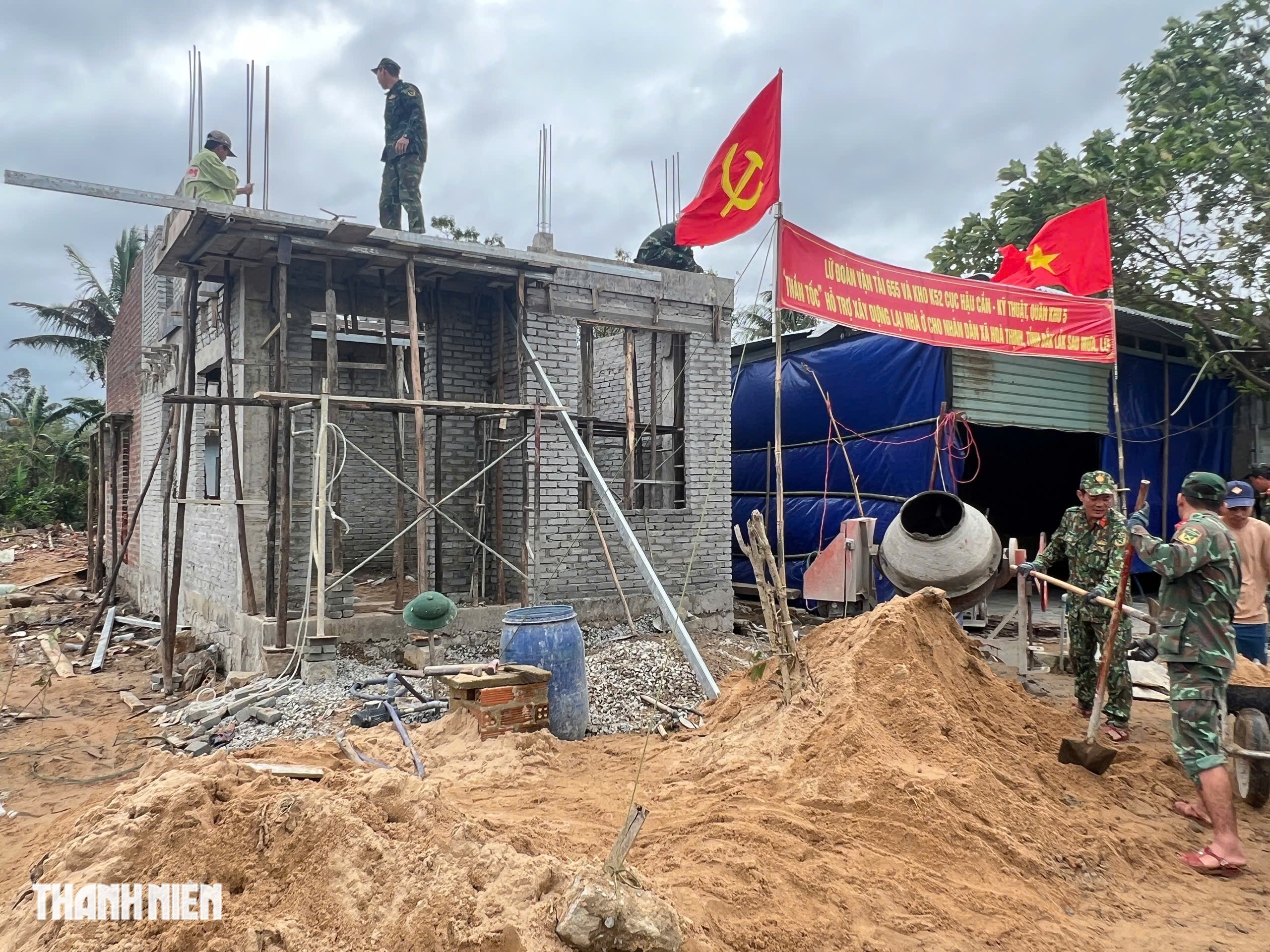 Bộ đội dầm mưa xây nhà cho dân kịp tết 2026 trong Chiến dịch Quang Trung - Ảnh 6. Bộ đội dầm mưa xây nhà cho dân kịp tết 2026 trong Chiến dịch Quang Trung - Ảnh 6.
