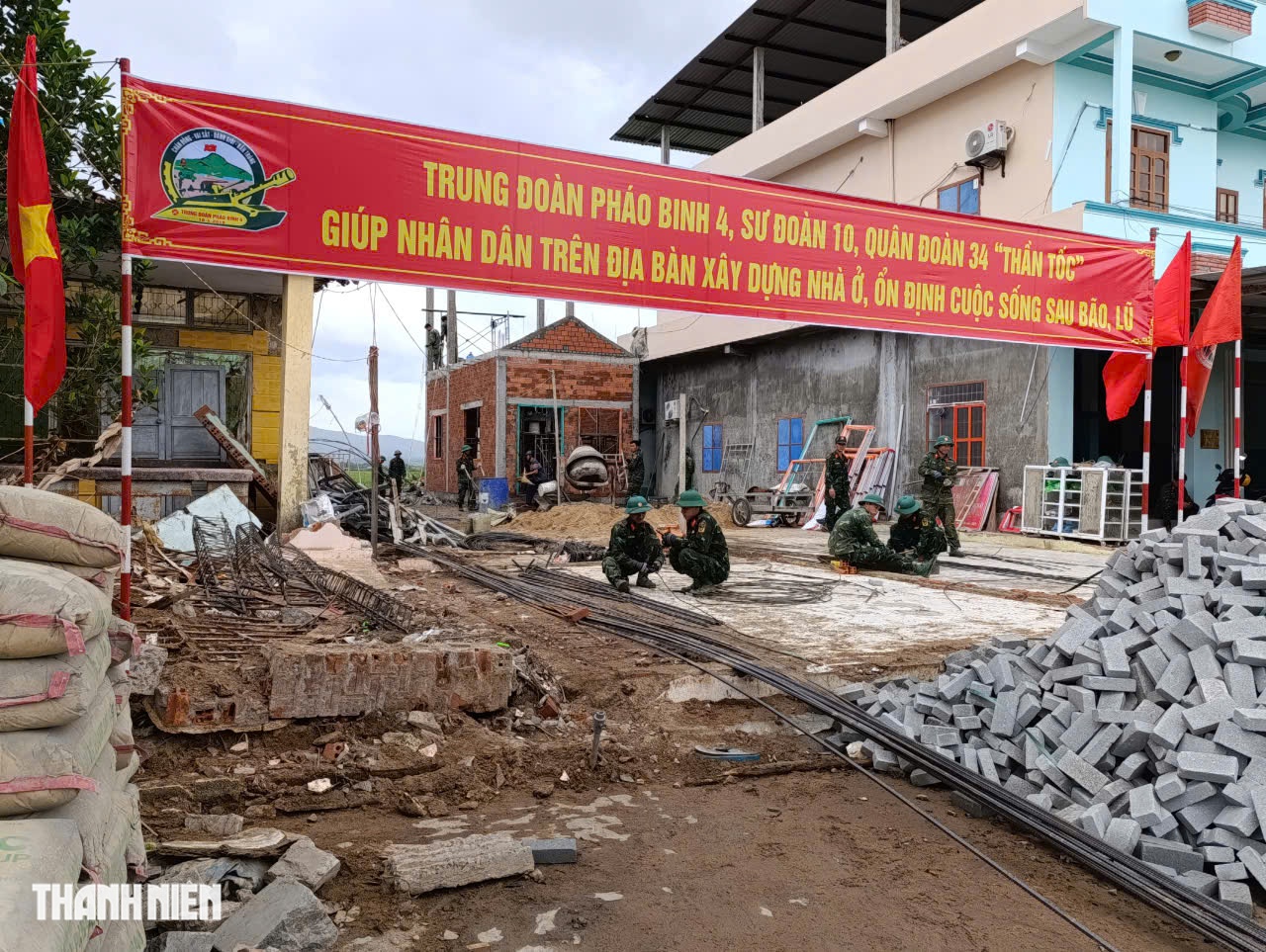 Bộ đội dầm mưa xây nhà cho dân kịp tết 2026 trong Chiến dịch Quang Trung - Ảnh 1. Bộ đội dầm mưa xây nhà cho dân kịp tết 2026 trong Chiến dịch Quang Trung - Ảnh 1.