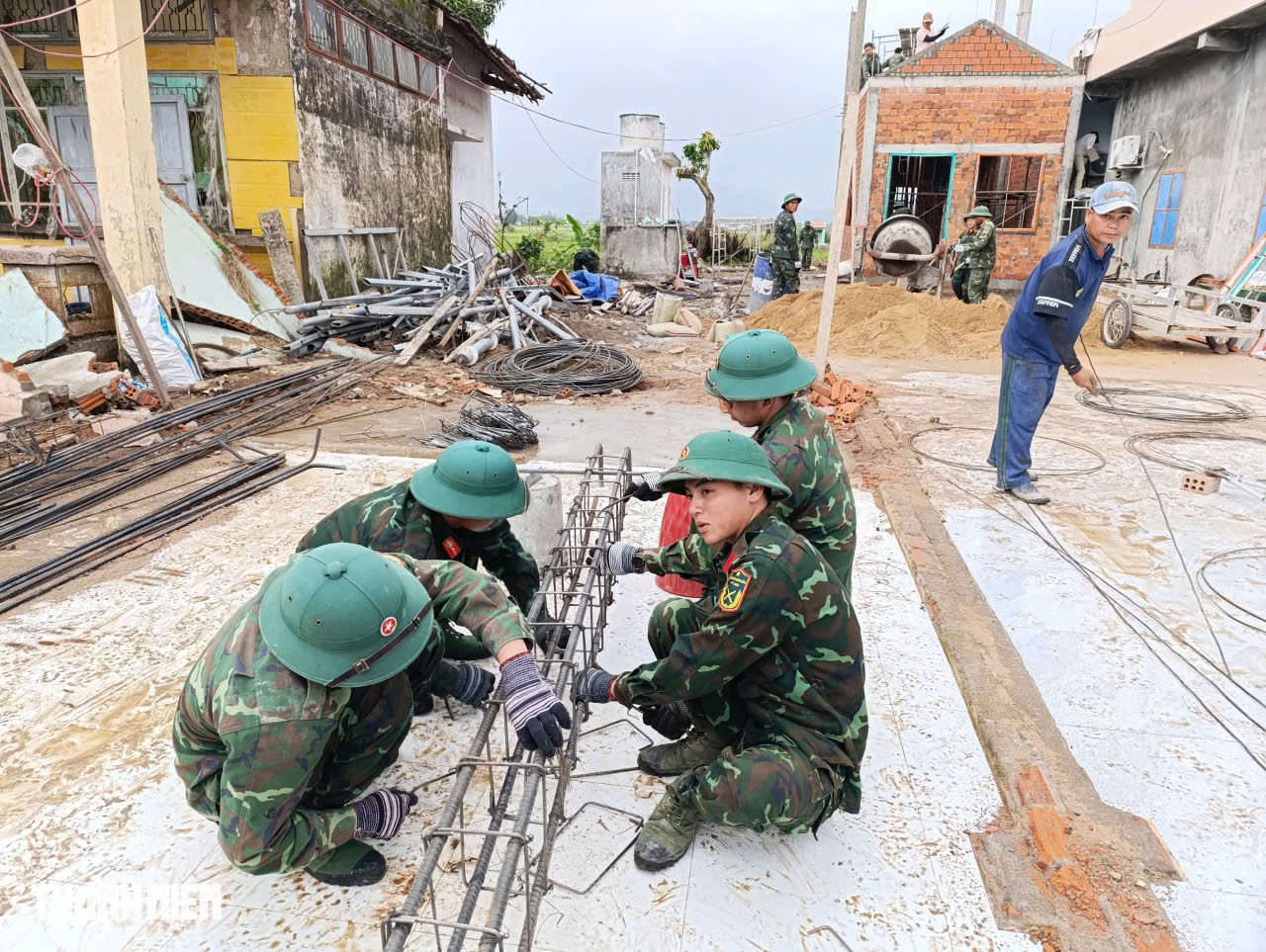 Bộ đội dầm mưa xây nhà cho dân kịp tết 2026 trong Chiến dịch Quang Trung - Ảnh 2. Bộ đội dầm mưa xây nhà cho dân kịp tết 2026 trong Chiến dịch Quang Trung - Ảnh 2.