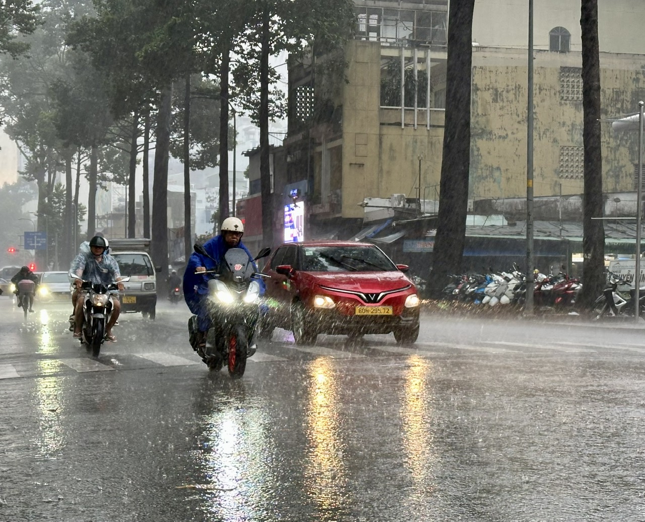 Mưa trái mùa ở Nam bộ kéo dài đến khi nào?- Ảnh 1.