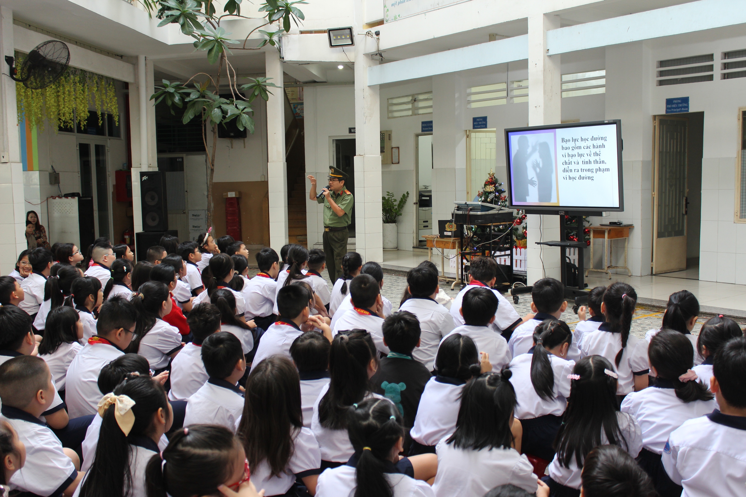 Câu nói 'đồ bị hiếp dâm', bạo lực học đường tàn nhẫn khiến nữ sinh tự sát - Ảnh 1.