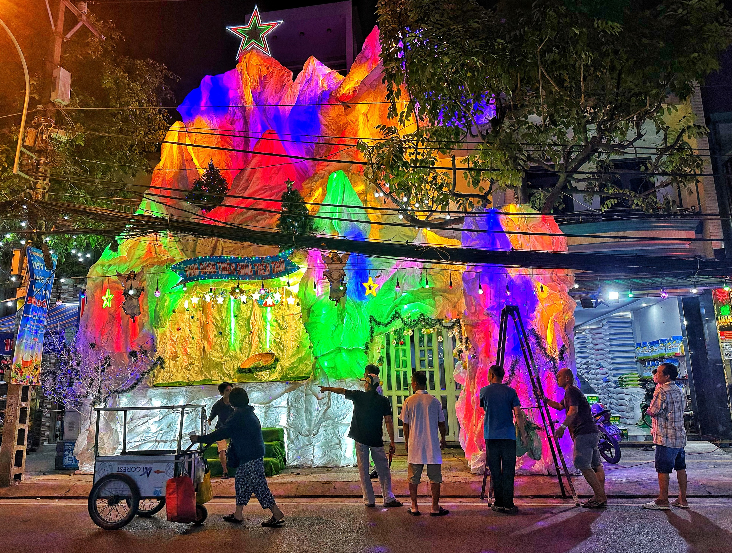 Tối nay xóm đạo Phạm Thế Hiển lớn nhất TP.HCM lên đèn: Rực rỡ Giáng sinh 2025 - Ảnh 2.
