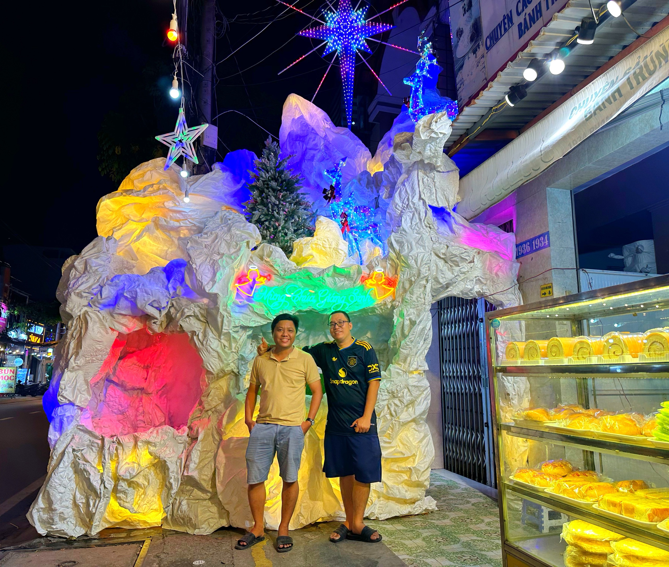 Tối nay xóm đạo Phạm Thế Hiển lớn nhất TP.HCM lên đèn: Rực rỡ Giáng sinh 2025 - Ảnh 4.