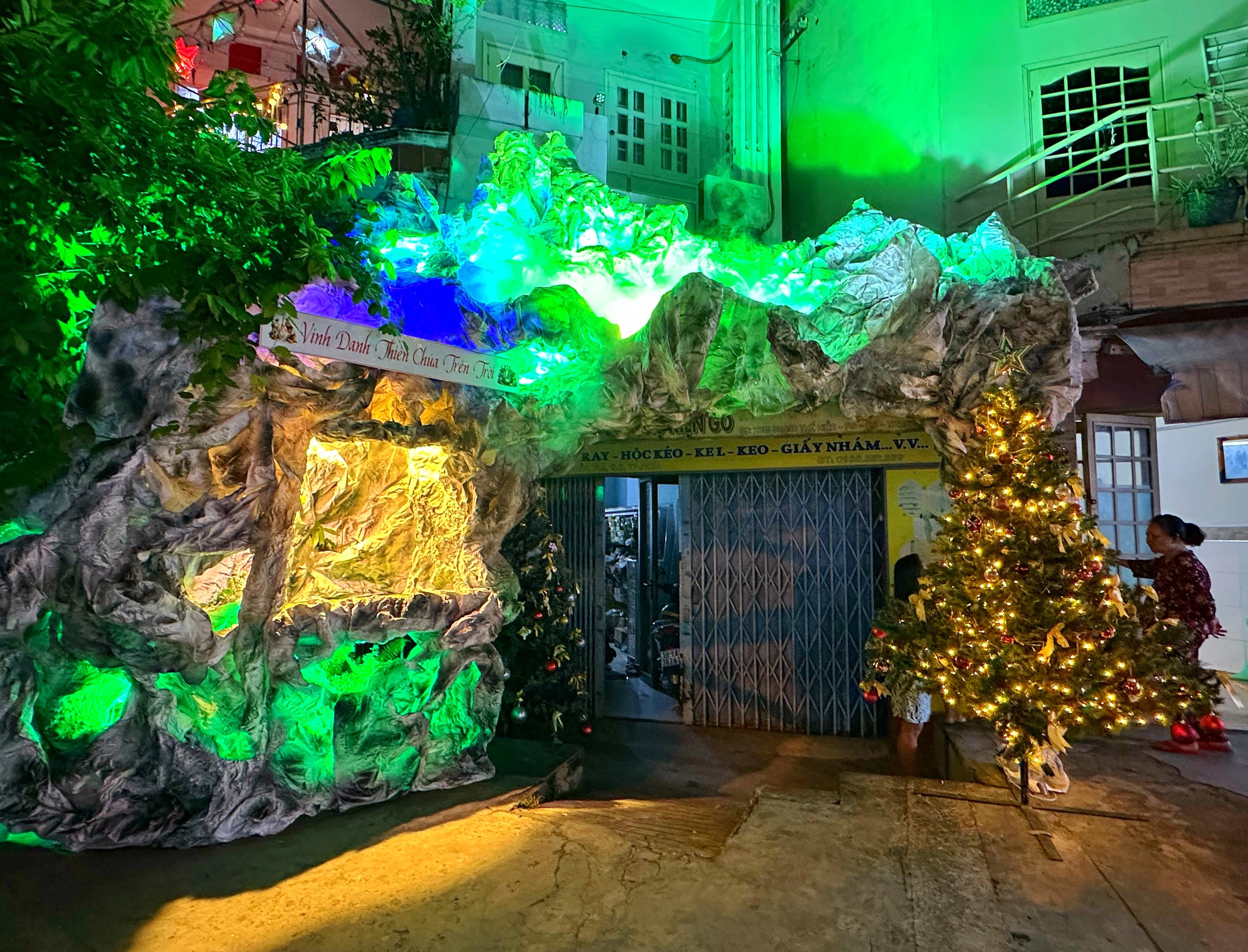 Tối nay xóm đạo Phạm Thế Hiển lớn nhất TP.HCM lên đèn: Rực rỡ Giáng sinh 2025 - Ảnh 10.
