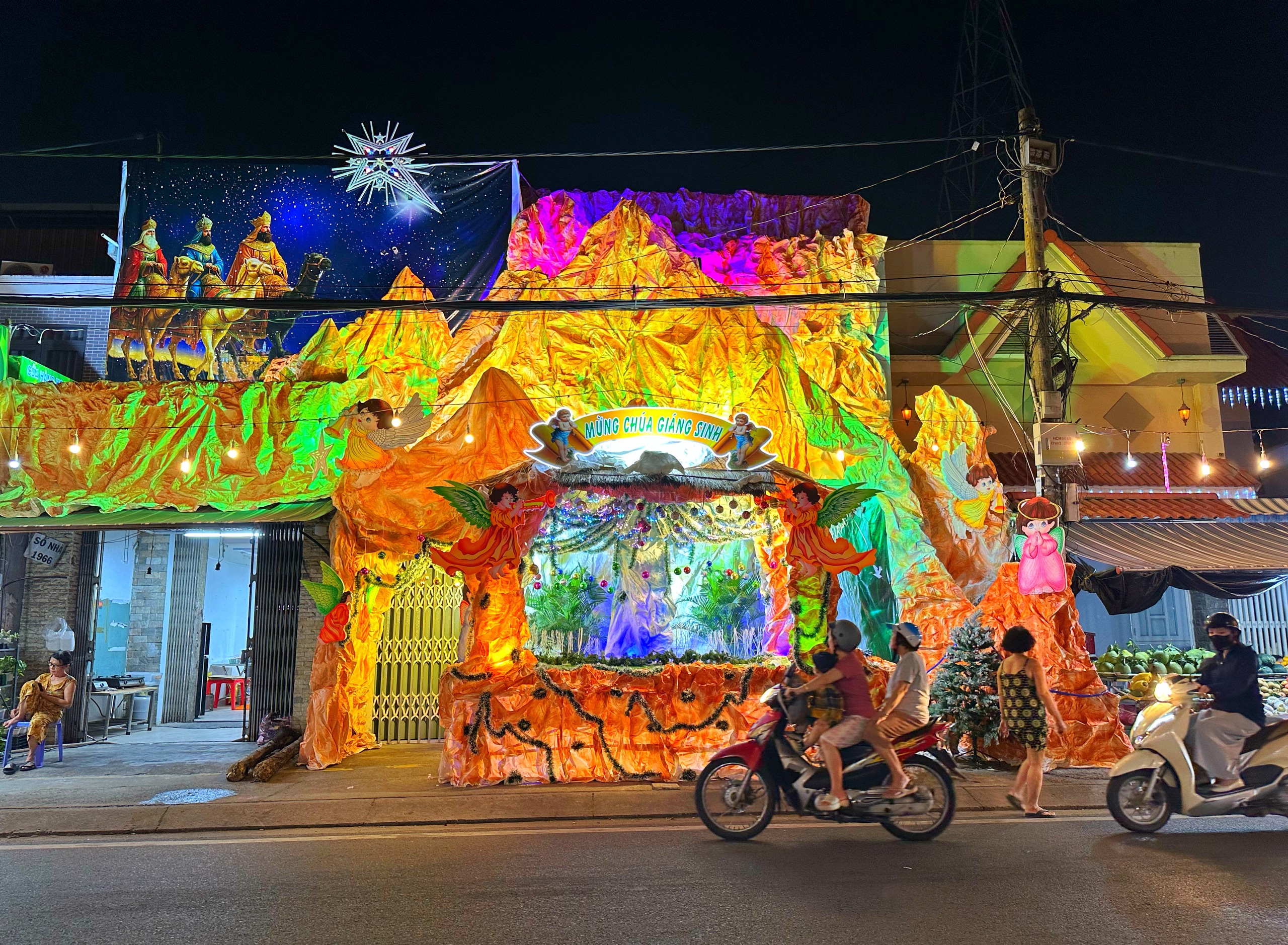 Tối nay xóm đạo Phạm Thế Hiển lớn nhất TP.HCM lên đèn: Rực rỡ Giáng sinh 2025 - Ảnh 5.