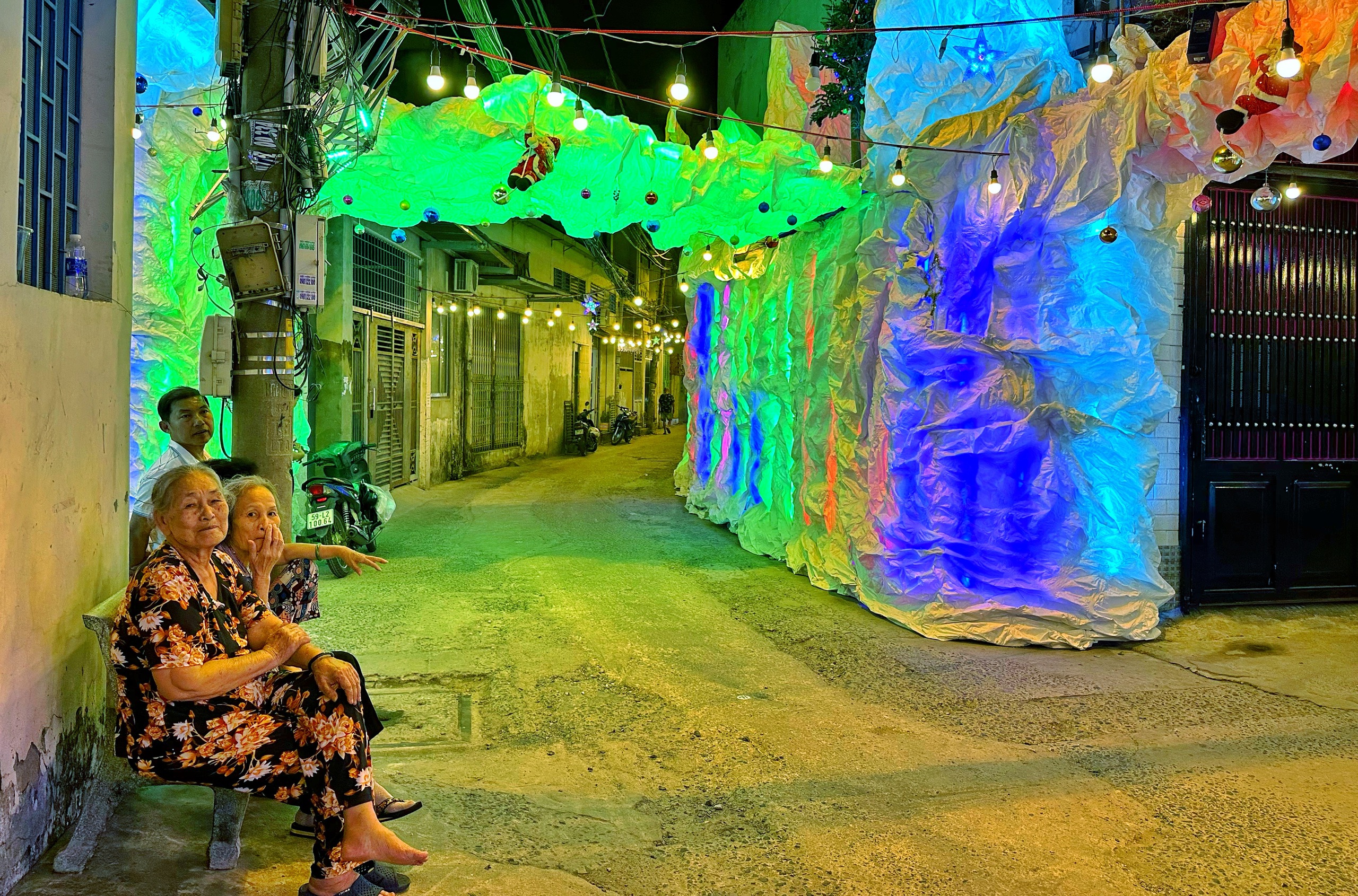 Tối nay xóm đạo Phạm Thế Hiển lớn nhất TP.HCM lên đèn: Rực rỡ Giáng sinh 2025 - Ảnh 11.