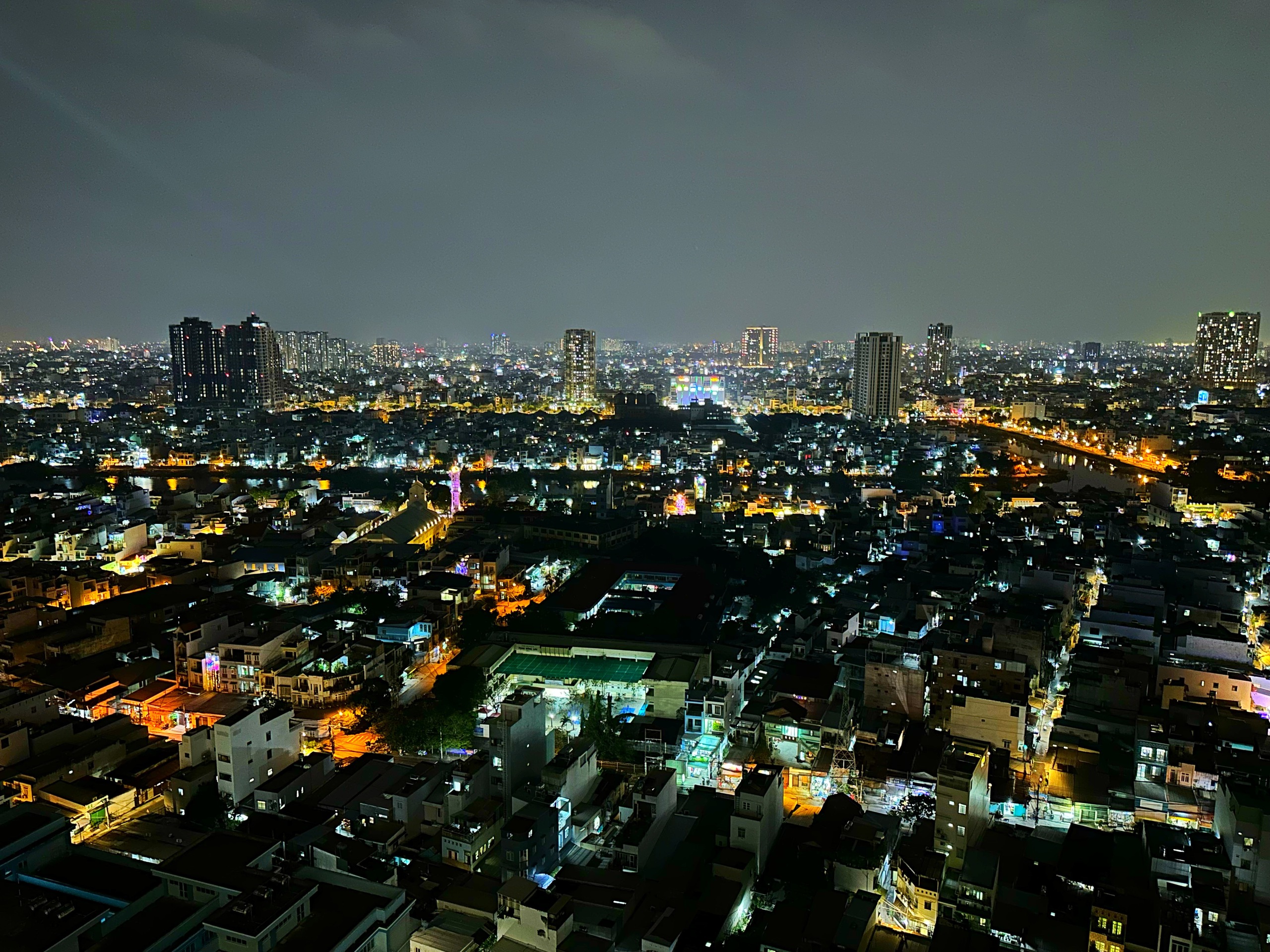 Tối nay xóm đạo Phạm Thế Hiển lớn nhất TP.HCM lên đèn: Rực rỡ Giáng sinh 2025 - Ảnh 1.