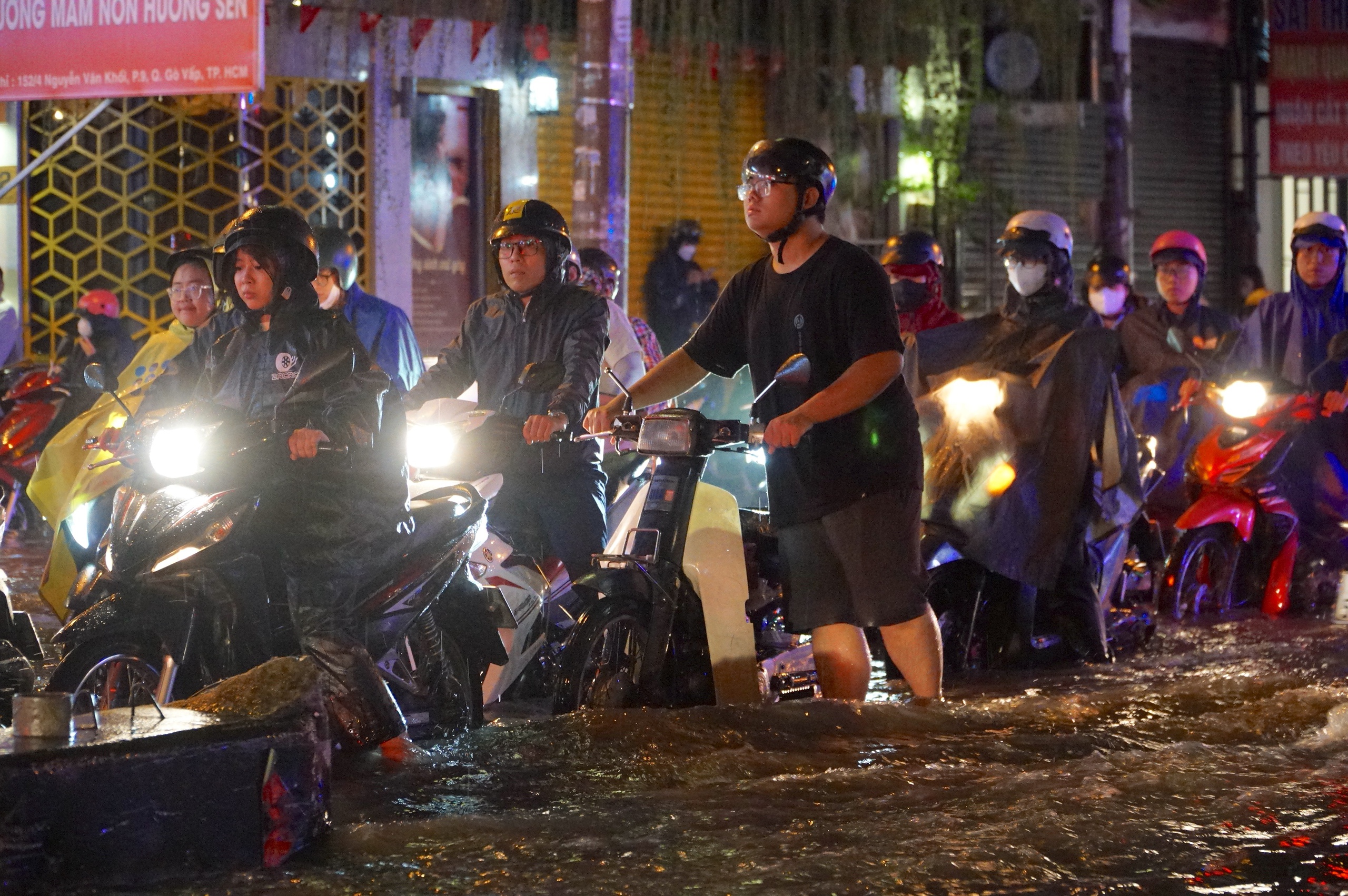 Ở TP.HCM có bao nhiêu tuyến đường bị ngập nước? - Ảnh 2.