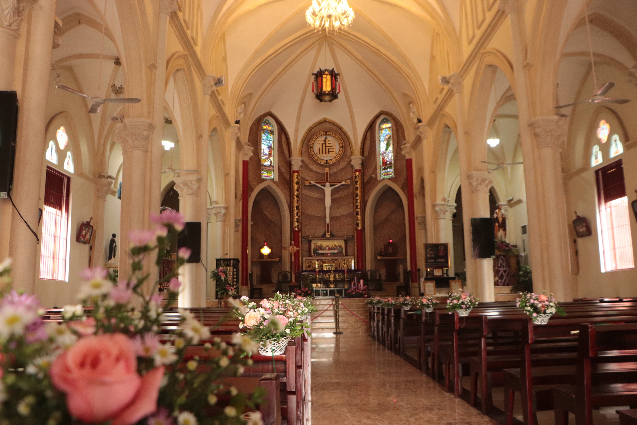 Nhà thờ người Hoa giữa Chợ Lớn, nơi nhiều bạn trẻ tìm đến dịp Noel- Ảnh 2. Nhà thờ người Hoa giữa Chợ Lớn, nơi nhiều bạn trẻ tìm đến dịp Noel- Ảnh 2.