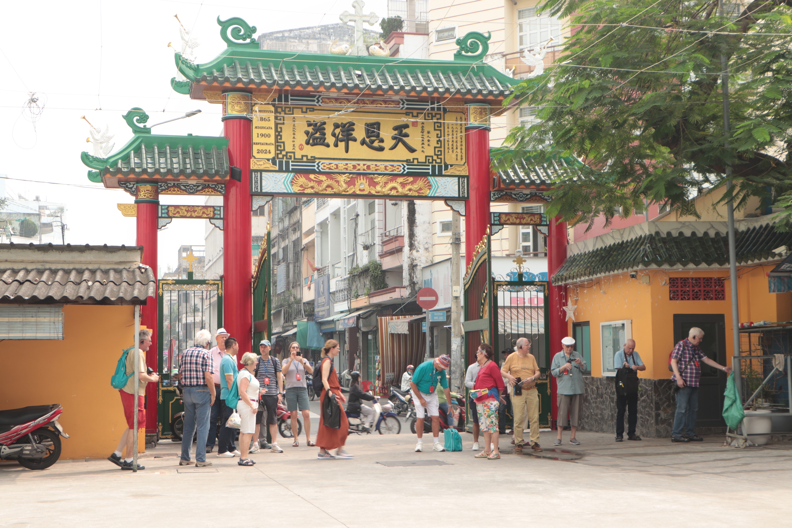 Nhà thờ người Hoa giữa Chợ Lớn, nơi nhiều bạn trẻ tìm đến dịp Noel- Ảnh 1. Nhà thờ người Hoa giữa Chợ Lớn, nơi nhiều bạn trẻ tìm đến dịp Noel- Ảnh 1.