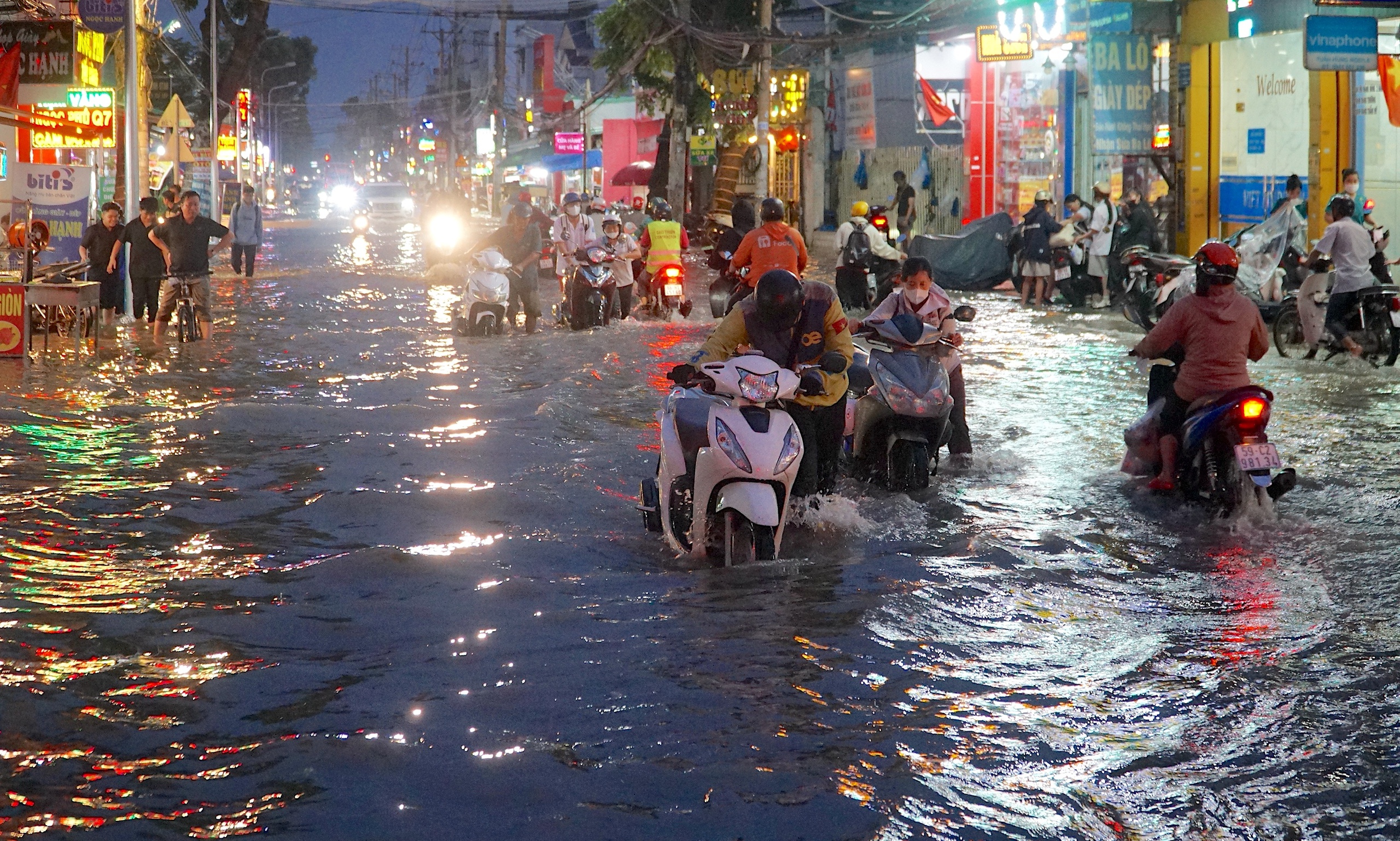 Ở TP.HCM có bao nhiêu tuyến đường bị ngập nước? - Ảnh 1.