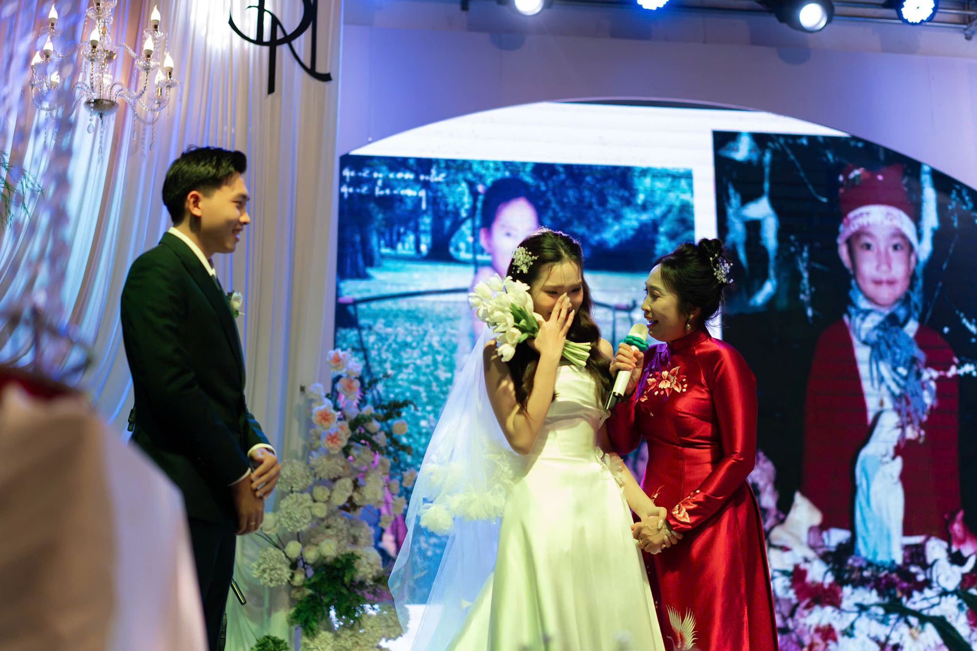 M&oacute;n qu&agrave; đặc biệt mẹ d&agrave;nh cho c&ocirc; d&acirc;u trong ng&agrave;y cưới đầy cảm x&uacute;c - Ảnh 1.