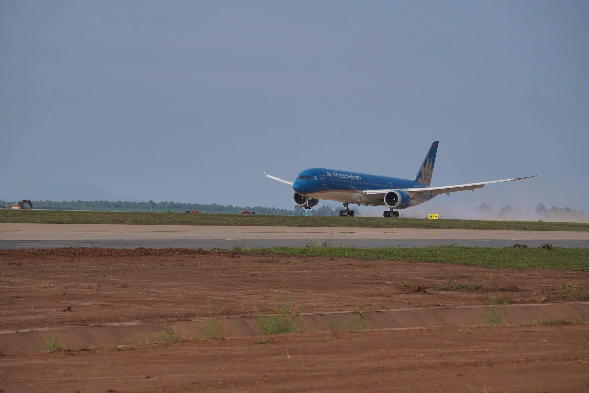 Máy bay Boeing 787 đầu tiên hạ cánh thành công tại sân bay Long Thành - Ảnh 1. Máy bay Boeing 787 đầu tiên hạ cánh thành công tại sân bay Long Thành - Ảnh 1.