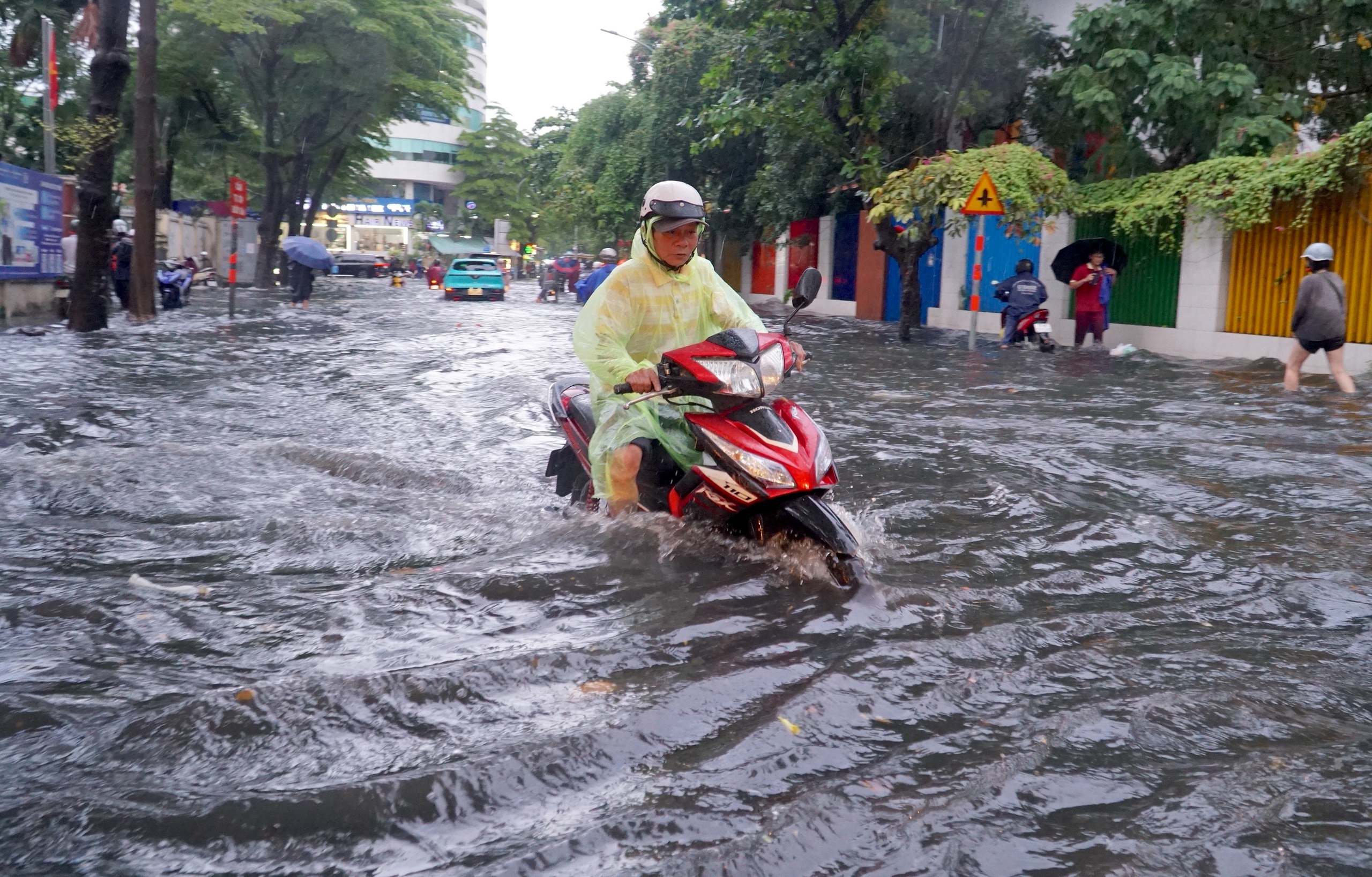 Ở TP.HCM có bao nhiêu tuyến đường bị ngập nước? - Ảnh 4.