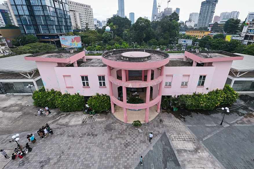 Đề xuất làm bãi giữ xe 2 bánh ở sân khấu Sen Hồng- Ảnh 1. Đề xuất làm bãi giữ xe 2 bánh ở sân khấu Sen Hồng- Ảnh 1.