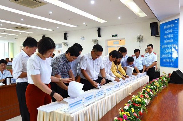 Chính sách mới: Từ 1/7/2026, cán bộ có vàng, bạc, đá quý từ 150 triệu mới phải kê khai Từ 1.7.2026, cán bộ có vàng, bạc, đá quý từ 150 triệu mới phải kê khai- Ảnh 1.