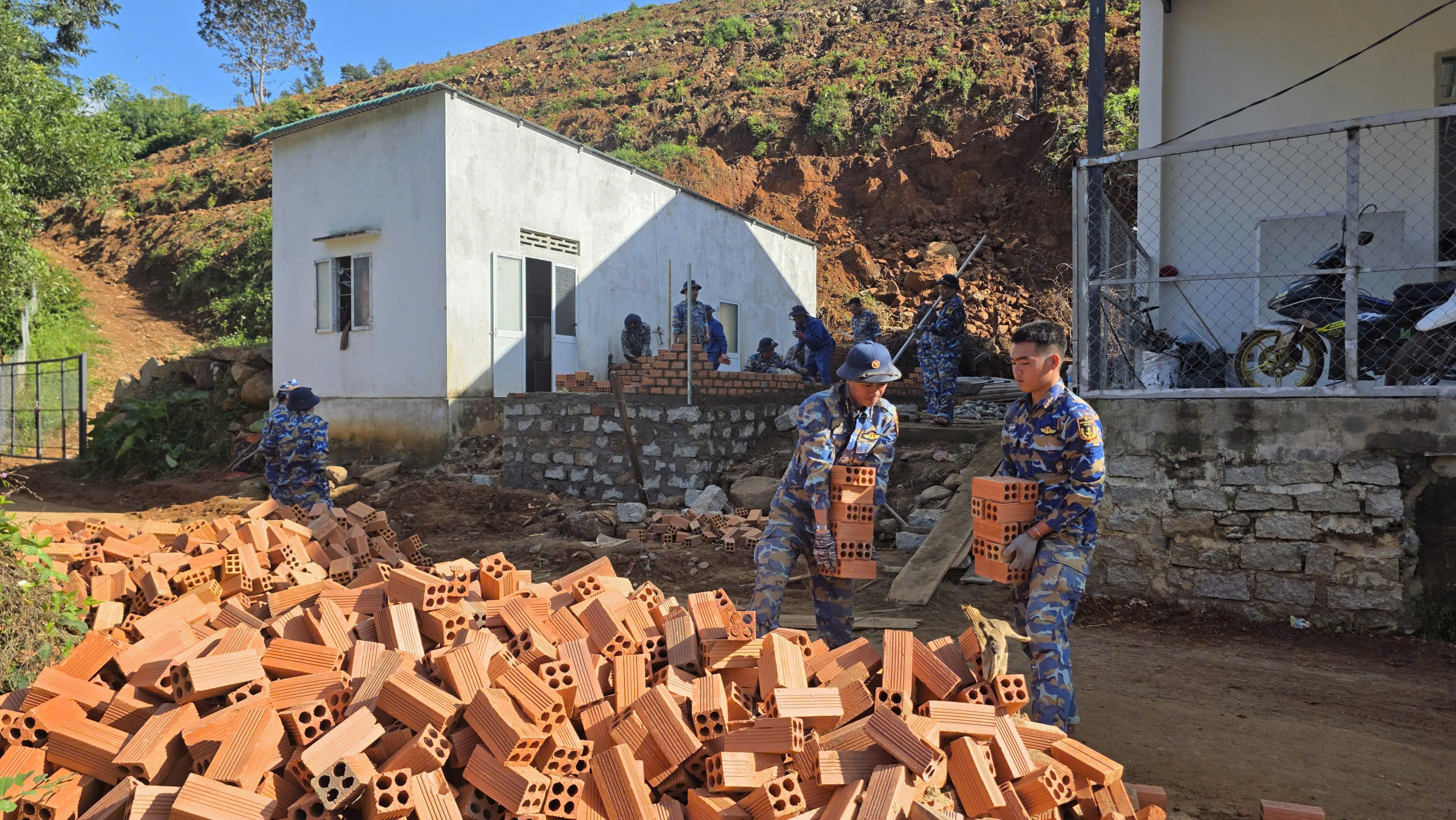 Thiên tai khốc liệt tại khánh hòa năm 2025 gây thiệt hại trên 6.000 Tỉ đồng - Ảnh 5. Thiên tai khốc liệt tại khánh hòa năm 2025 gây thiệt hại trên 6.000 Tỉ đồng - Ảnh 5.