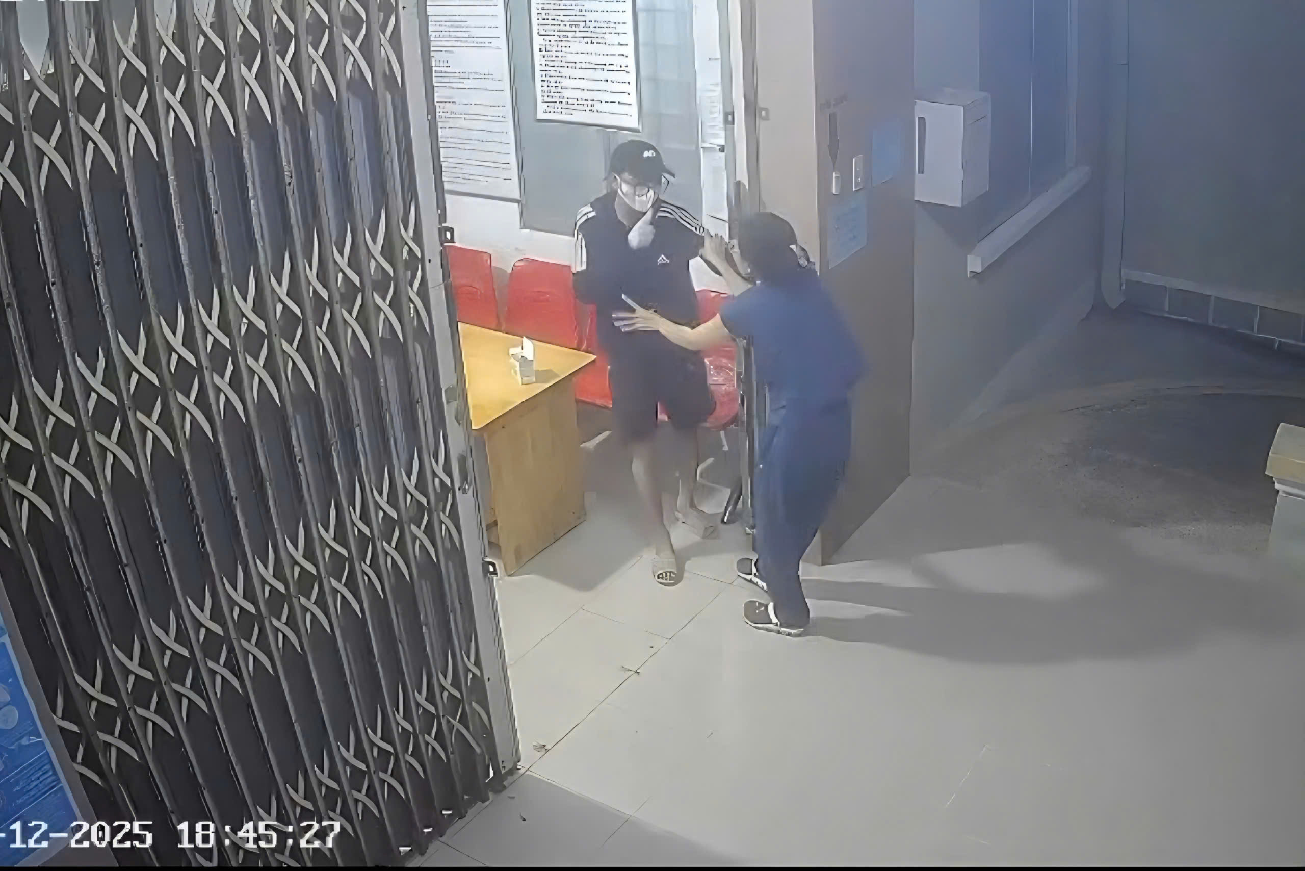 Khánh hòa truy xét nghi phạm cướp tiền nữ y tá tại trạm y tế Vạn Thạnh - Ảnh 1. Khánh hòa truy xét nghi phạm cướp tiền nữ y tá tại trạm y tế Vạn Thạnh - Ảnh 1.