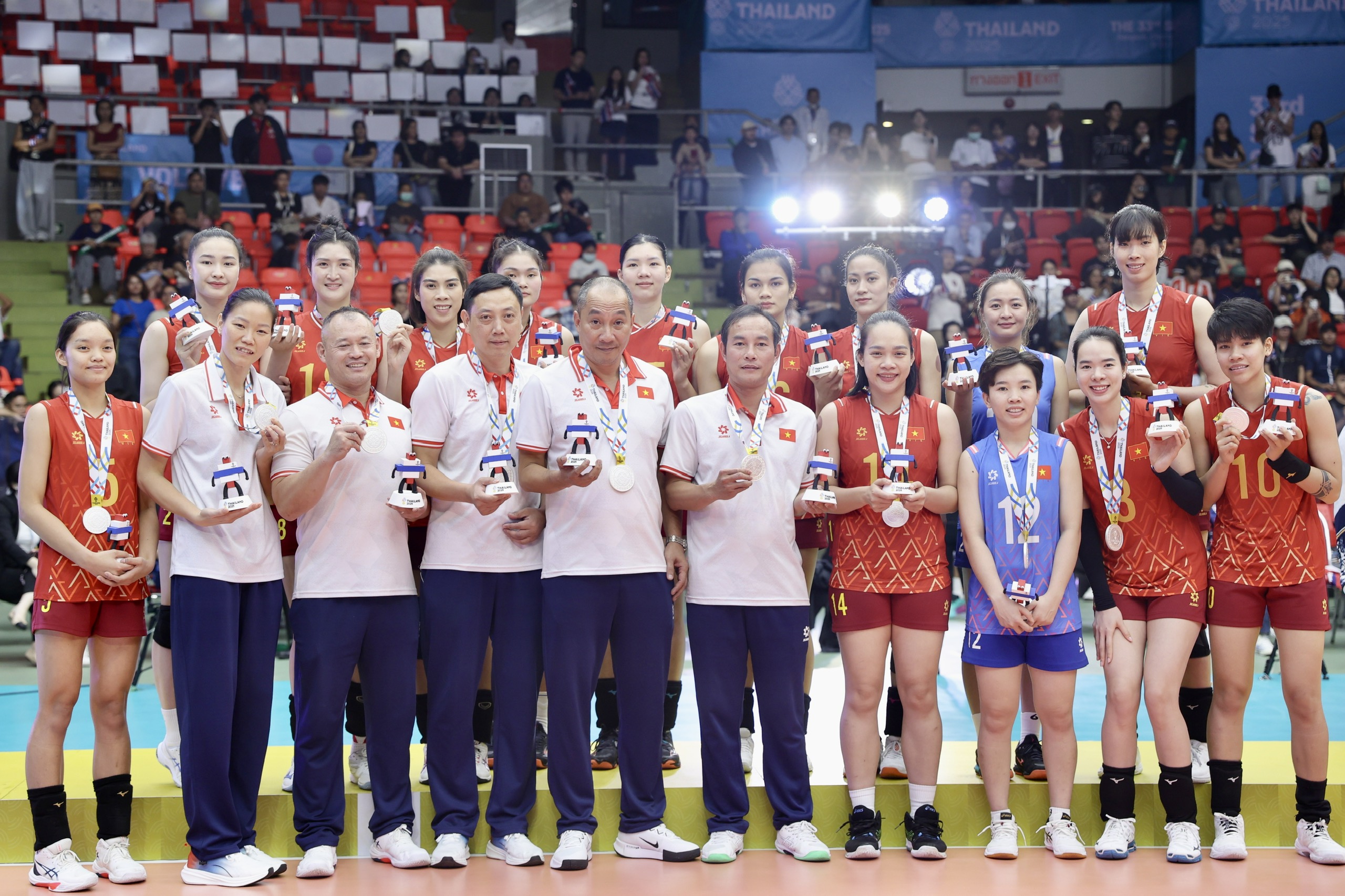 ແທງ ທູຍ ຮ້ອງໄຫ້ອອກມາ ໃນຂະນະທີ່ທີມບານສົ່ງຍິງຫວຽດນາມ ໄດ້ພ່າຍແພ້ຢ່າງໜັກໜ່ວງຕໍ່ທີມໄທ… - ຮູບທີ 8. Thanh Thúy trào nước mắt khi bóng chuyền nữ Việt Nam thua đau đớn Thái Lan…- Ảnh 8.