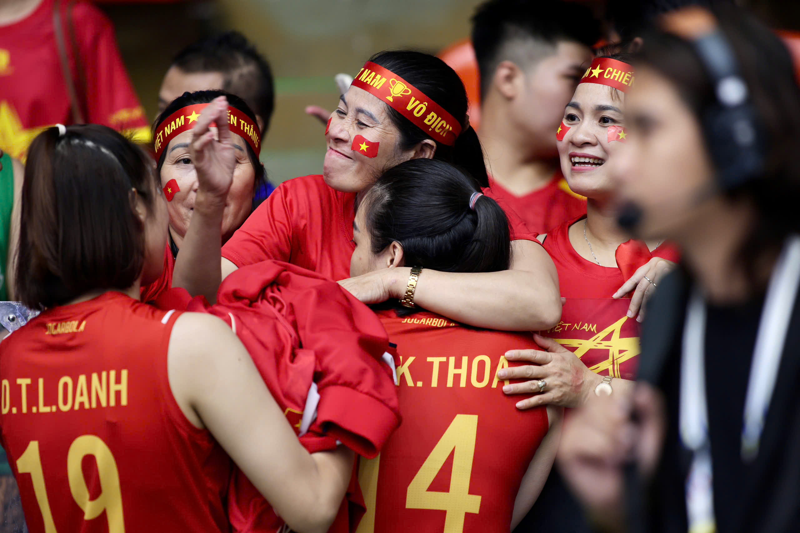 ແທງ ທູຍ ຮ້ອງໄຫ້ອອກມາ ໃນຂະນະທີ່ທີມບານສົ່ງຍິງຫວຽດນາມ ໄດ້ພ່າຍແພ້ຢ່າງເຈັບປວດຕໍ່ທີມໄທ… - ຮູບທີ 7. Thanh Thúy trào nước mắt khi bóng chuyền nữ Việt Nam thua đau đớn Thái Lan…- Ảnh 7.