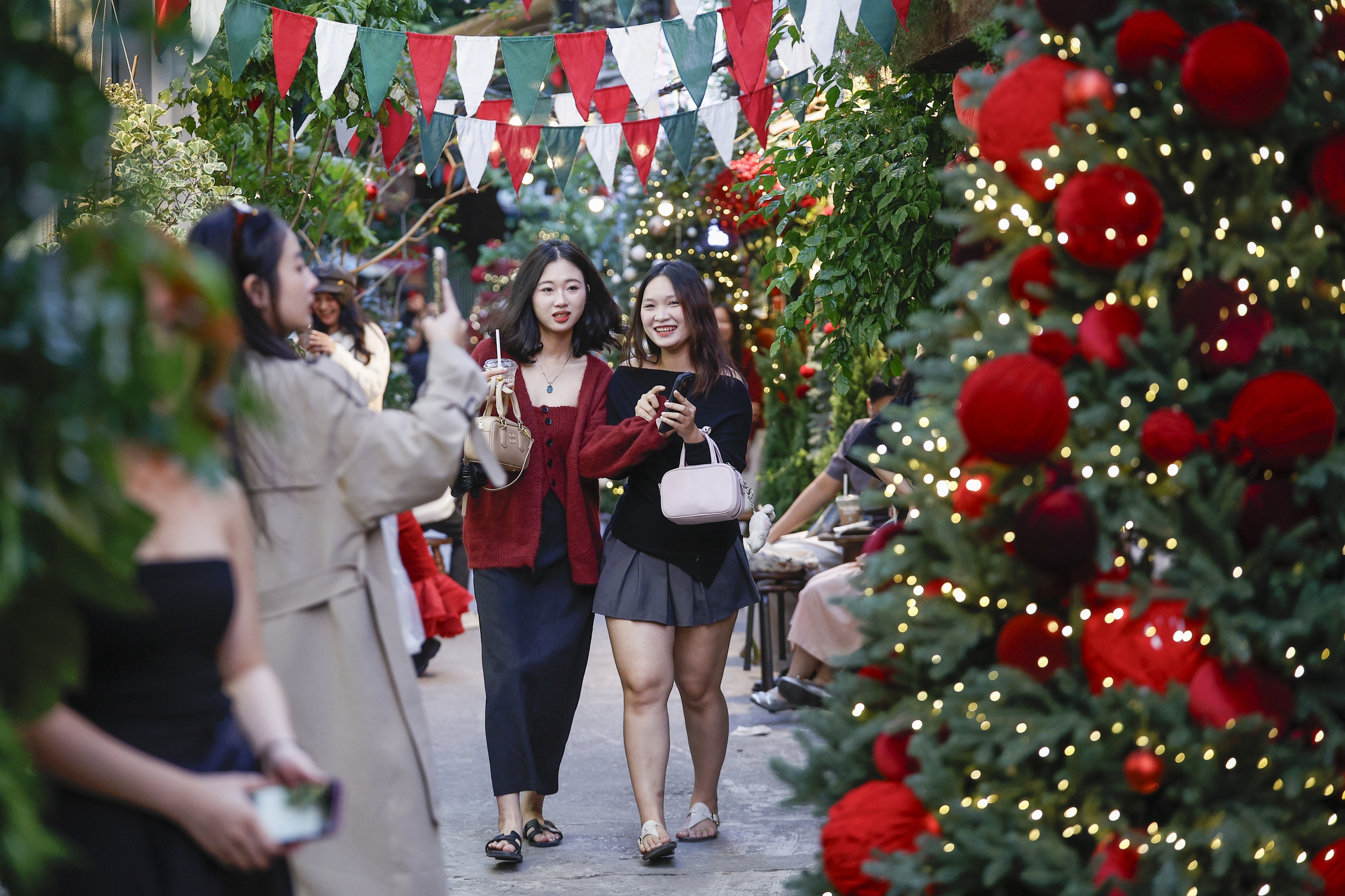 Giới trẻ H&agrave; Nội th&iacute;ch th&uacute; check-in ng&ocirc;i nh&agrave; tuyết dịp Noel - Ảnh 10.