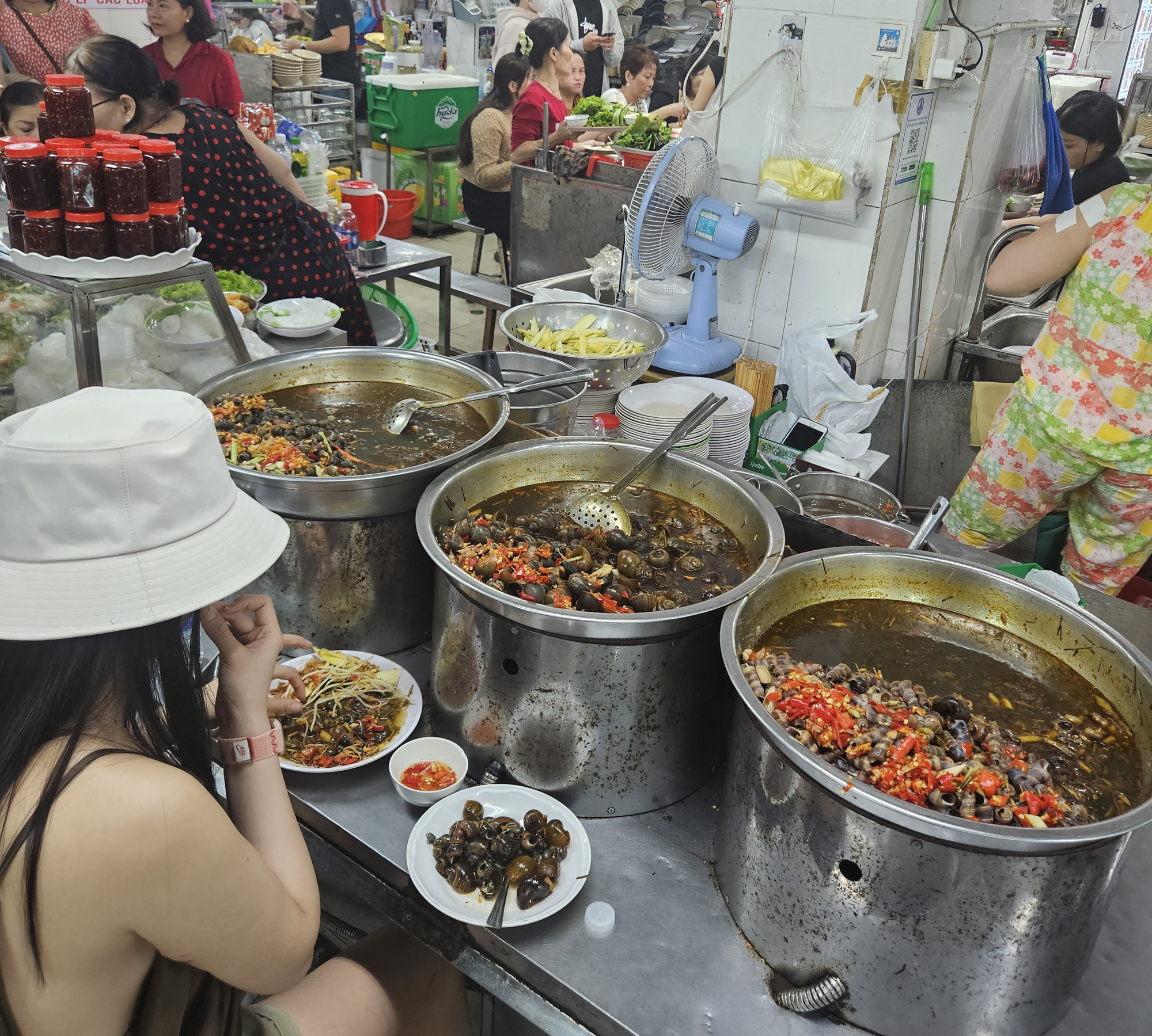 Thú vui 'ăn hàng' trong chợ ở Đà Nẵng - Ảnh 16.