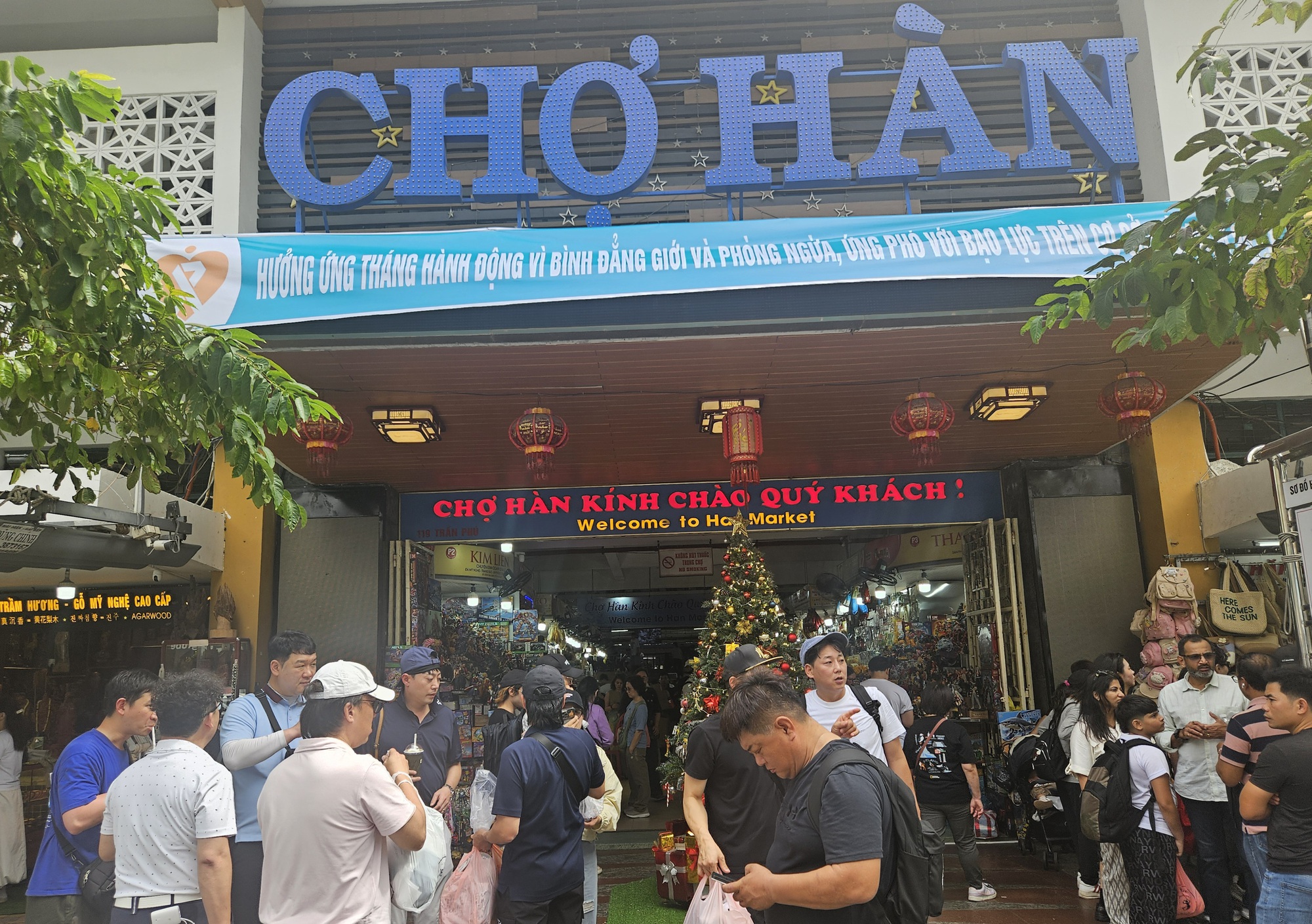 Thú vui 'ăn hàng' trong chợ ở Đà Nẵng - Ảnh 4.